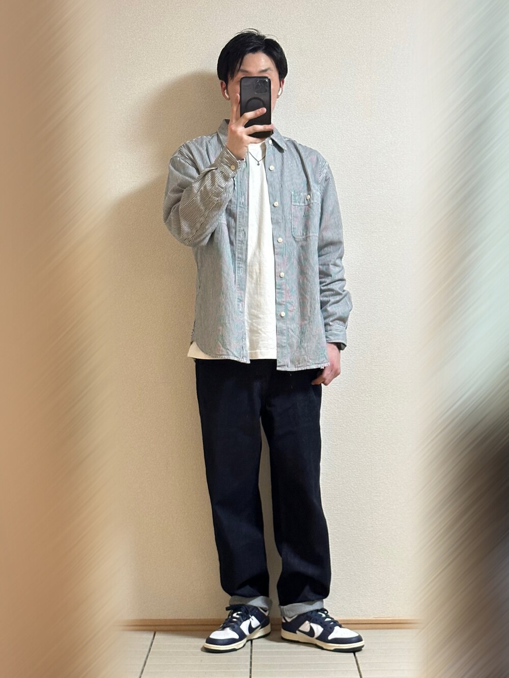 「シャツスタイル、UNIQLO、GU、オトナカジュアル、休日スタイル、シンプルコーデ、春コーデ、プチプラ、ヒッコリー、デニム、モカシン、スニーカー、NIKE、ロールアップ、デニムパンツ」｜「GUのGU リアルレザーモカシンシューズ　（モカシン/デッキシューズ、ベージュ系）」を使った、Sammyサミーさん（メンズ・177cm）の春コーディネートの2枚目の写真
