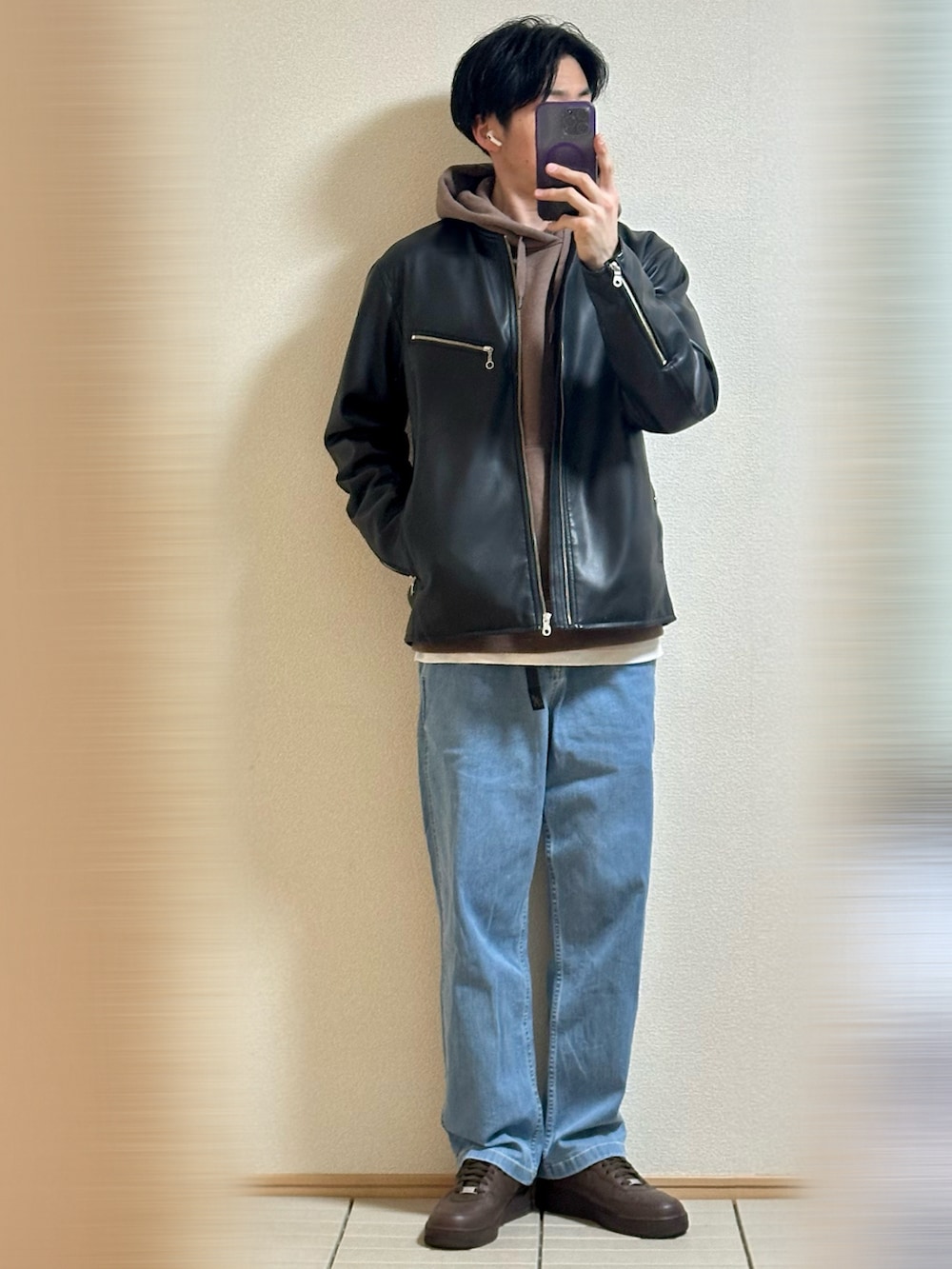 「冬コーデ、春コーデ、休日スタイル、大人カジュアル、シンプルコーデ、ストリート、レザージャケット、パーカー、スウェット、UNIQLO、レイヤードスタイル、デニム、デニムパンツ、スニーカー、NIKE」｜「NIKEのSupreme × Nike Air Force 1 Low "Baroque Brown" 23FW （スニーカー、ブラウン系）」を使った、Sammyサミーさん（メンズ・177cm）の冬コーディネートの3枚目の写真