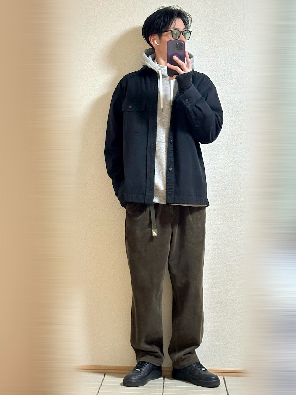 「休日スタイル、春コーデ、ミリタリー、大人カジュアル、ストリート、サングラス、デニムジャケット、シャツスタイル、パーカー、レイヤードスタイル、コーデュロイパンツ、スニーカー、NIKE、着回しコーデ、お出かけコーデ」｜「GramicciのGRAMICCI / グラミチ 別注 8W CORDUROY Relaxed Pleated Trouser（チノパンツ、グリーン系）」を使った、Sammyサミーさん（メンズ・177cm）の春コーディネートの3枚目の写真