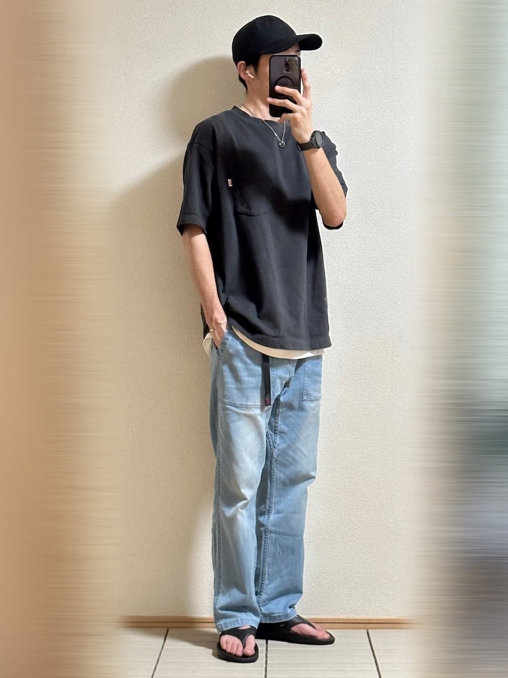 「デニム、Tシャツ×デニム、グラミチ、休日スタイル、ラフコーデ、このスタイルがお気に入り、初夏コーデ、夏コーデ、モノトーン、キャップ、THE NORTH FACE、Tシャツ、レイヤードスタイル、サンダル、シンプル」|「OOFOSの<OOFOS> OOriginal/リカバリーサンダル(サンダル、ブラック系)」を使った、Sammyサミーさん(メンズ・177cm)の夏コーディネートの4枚目の写真