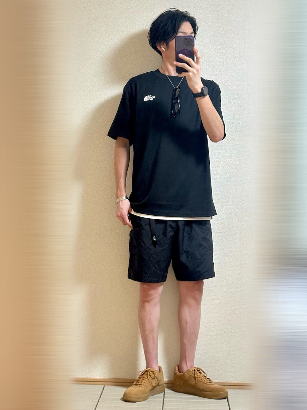 「休日スタイル、夏コーデ、ブラックコーデ、Tシャツ、THE NORTH FACE、レイヤードスタイル、夏だ!Tシャツ着よう!、ストリート、サングラス、大人カジュアル、ハーフパンツ、ショートパンツ、スニーカー、NIKE、シルバーアクセサリー」|「NIKEのSupreme × Nike Air Force 1 Low "Flax/Wheat"28(スニーカー、ベージュ系)」を使った、Sammyサミーさん(メンズ・177cm)の夏コーディネートの3枚目の写真