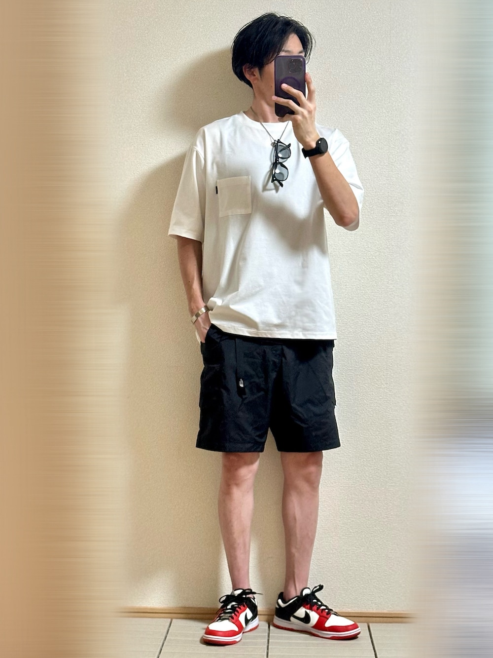「お出かけコーデ、休日スタイル、夏コーデ、シンプルコーデ、ストリート、Tシャツ、夏だ!Tシャツ着よう!、白Tシャツ、ハーフパンツ、サングラス、シルバーアクセサリー、THE NORTH FACE、スニーカーコーデ、スニーカー、NIKE」|「NIKEのNBA × Nike Dunk Low EMB 75th Anniversary "Chicago Bulls"28(スニーカー、レッド系)」を使った、Sammyサミーさん(メンズ・177cm)の夏コーディネートの3枚目の写真