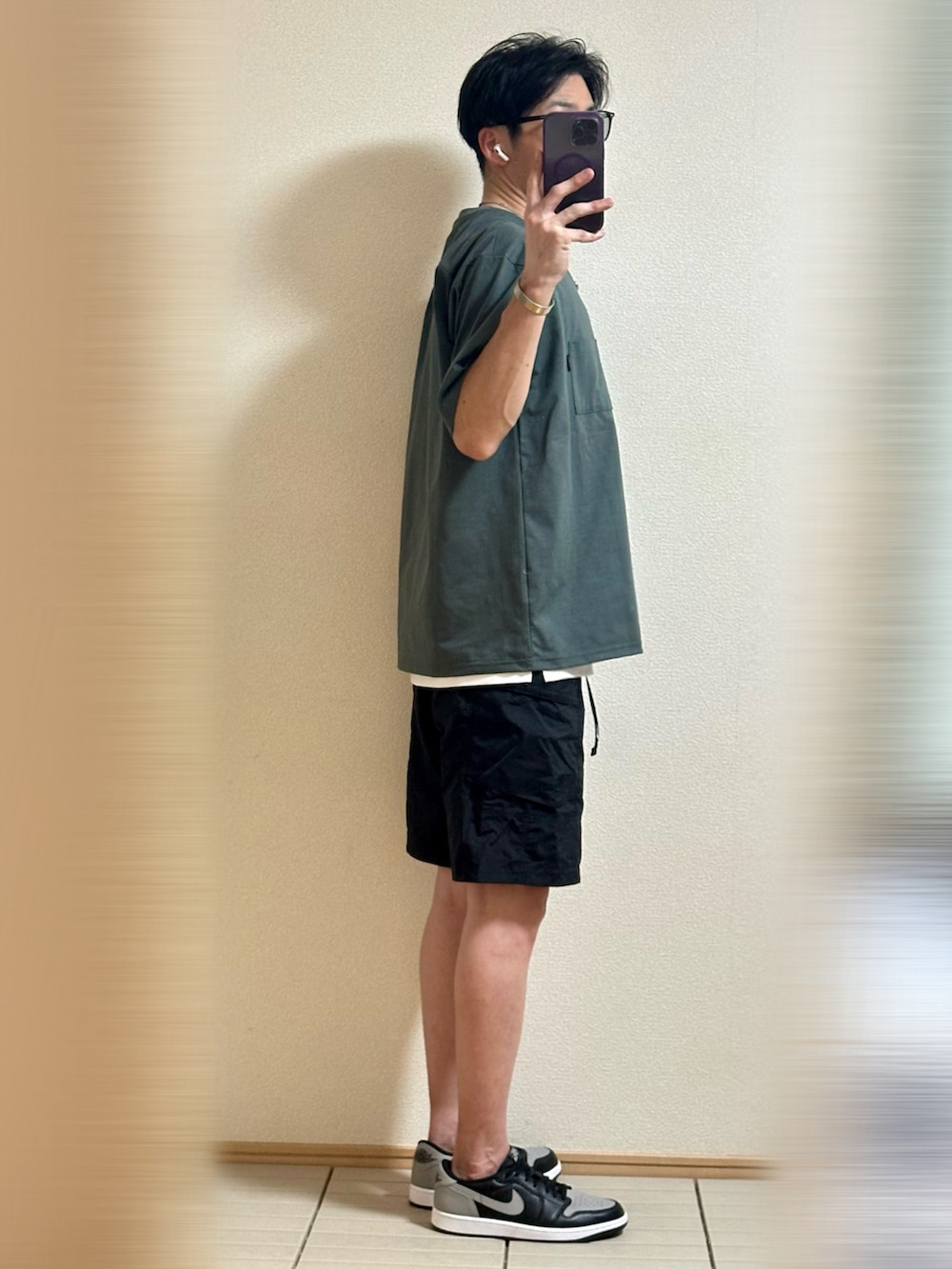 「休日スタイル、お出かけコーデ、アウトドアスタイル、ストリート、シンプルコーデ、THE NORTH FACE、Tシャツ、レイヤードスタイル、サングラス、シルバーアクセサリー、ハーフパンツ、カーゴパンツ、スニーカー、スニーカーコーデ、NIKE」|「NIKEのNike Air Jordan 1 Retro Low OG "Shadow"(スニーカー、ブラック系)」を使った、Sammyサミーさん(メンズ・177cm)の秋コーディネートの2枚目の写真
