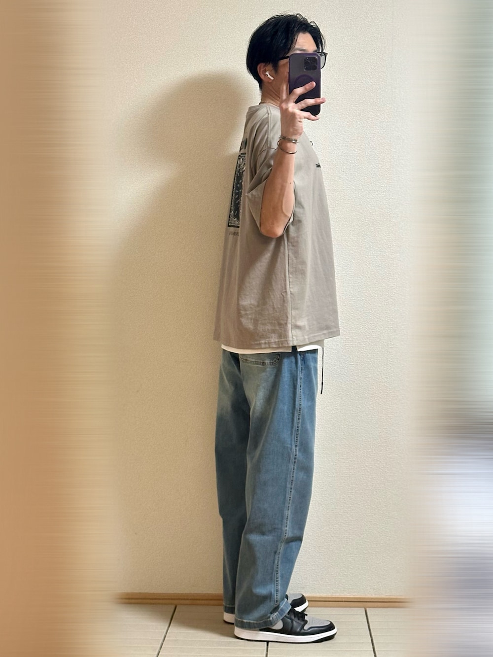 「夏コーデ、お出かけコーデ、アツいコーデ全部見せ、ストリート、韓国ファッション、休日スタイル、ラフ、Tシャツ、レイヤードスタイル、デニム、デニムパンツ、サングラス、シルバーアクセサリー、スニーカー、NIKE」|「NIKEのNike Air Jordan 1 Retro Low OG "Shadow"(スニーカー、ブラック系)」を使った、Sammyサミーさん(メンズ・177cm)の夏コーディネートの2枚目の写真