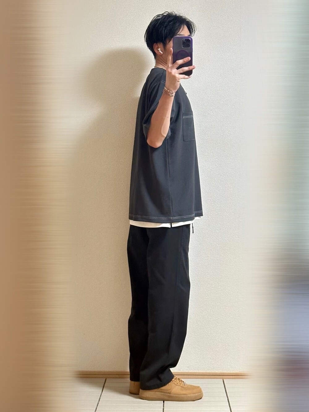 「休日スタイル、初秋コーデ、オーバーサイズ、モノトーンコーデ、レイヤードスタイル、シンプル、ラフ、Tシャツ、ブラック、パンツスタイル、グラミチ、秋服準備はじめました、リラックススタイル、着回しコーデ、ストリート」|「NIKEのSupreme × Nike Air Force 1 Low "Flax/Wheat"28(スニーカー、ベージュ系)」を使った、Sammyサミーさん(メンズ・177cm)の秋コーディネートの2枚目の写真