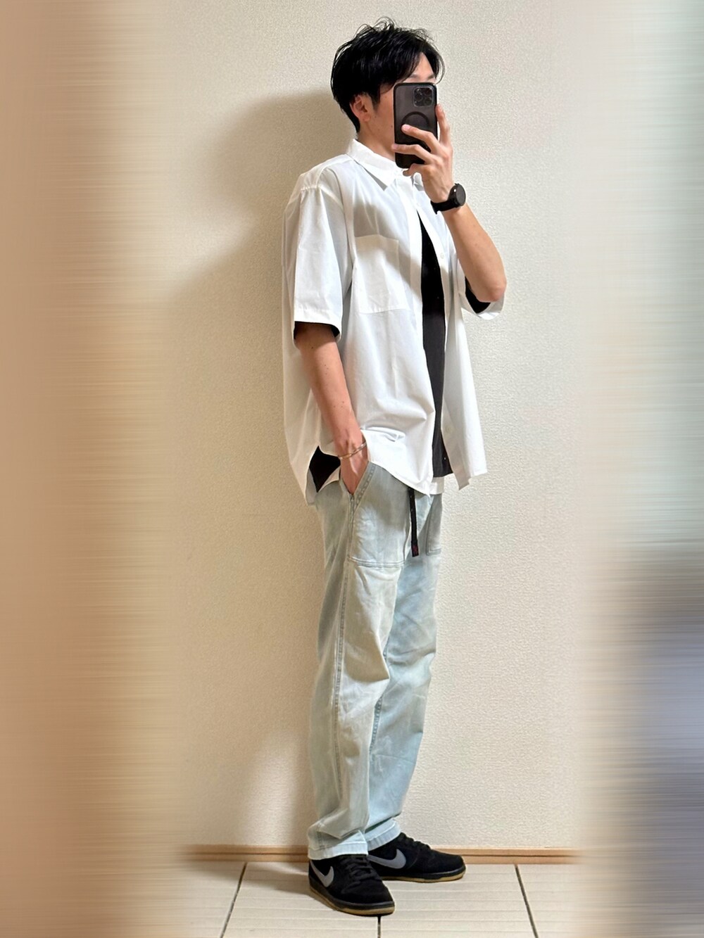 「プチプラ、初夏コーデ、シンプル、休日スタイル、ストリート、モノトーン、韓国ファッション、シャツスタイル、レイヤードスタイル、デニム、グラミチ、NIKE、スニーカー、シルバーアクセサリー、GU」｜「NIKE SBのNike SB Dunk Low "Fog" 28（スニーカー、ブラック系）」を使った、Sammyサミーさん（メンズ・177cm）の夏コーディネートの4枚目の写真