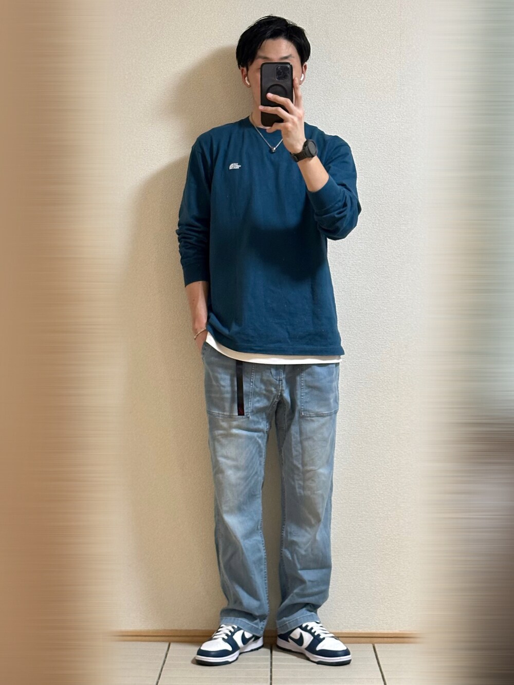 「デニム、春コーデ、休日スタイル、ワントーンコーデ、韓国ファッション、ロンT、ロゴT、THE NORTH FACE、ラフ、レイヤードスタイル、ブルー、NIKE、グラミチ、スニーカー、シルバーアクセサリー」｜「GramicciのGRAMICCI/グラミチ 【別注】 DENIM NN Fitting/ニューナロー デニム（デニムパンツ、ブルー系）」を使った、Sammyサミーさん（メンズ・177cm）の春コーディネートの3枚目の写真