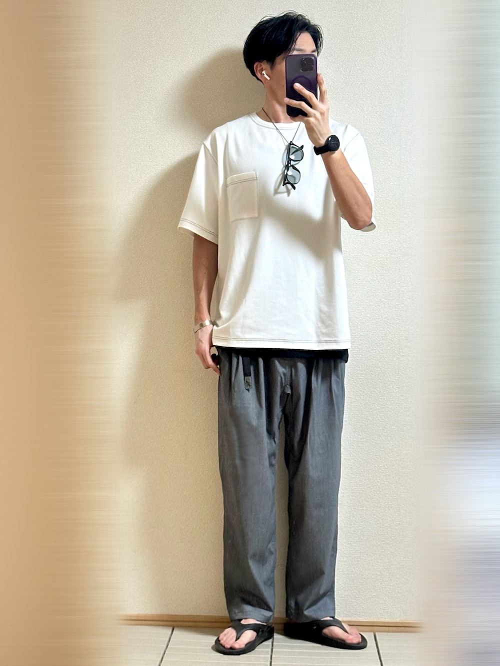 「休日スタイル、夏コーデ、大人カジュアル、シンプルコーデ、サングラス、モノトーン、Tシャツ、白Tシャツ、夏だ!Tシャツ着よう!、レイヤードスタイル、韓国ファッション、スラックス、パンツスタイル、サンダル、シルバーアクセサリー」|「OOFOSの<OOFOS> OOriginal/リカバリーサンダル(サンダル、ブラック系)」を使った、Sammyサミーさん(メンズ・177cm)の夏コーディネートの3枚目の写真