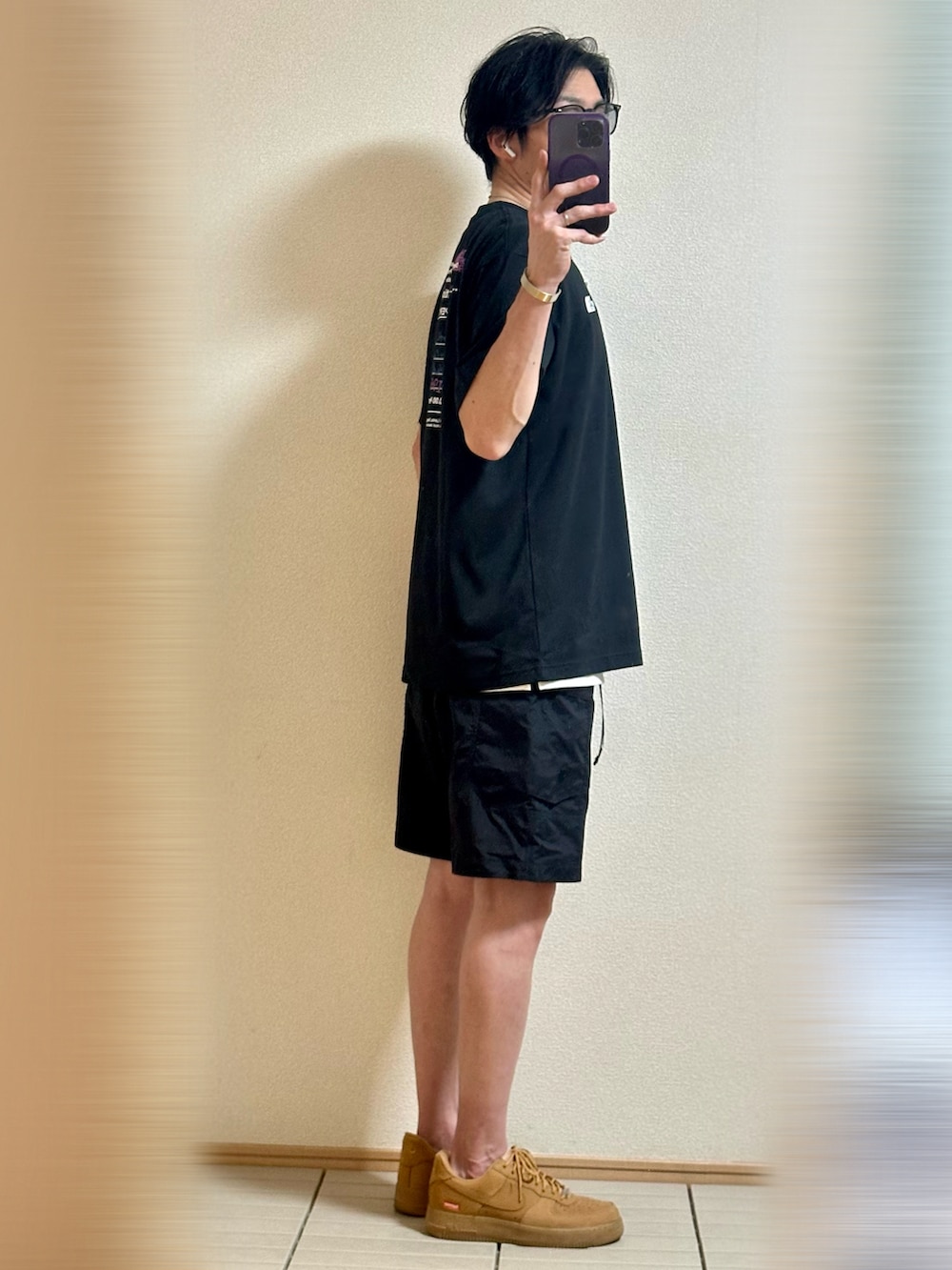 「休日スタイル、夏コーデ、ブラックコーデ、Tシャツ、THE NORTH FACE、レイヤードスタイル、夏だ!Tシャツ着よう!、ストリート、サングラス、大人カジュアル、ハーフパンツ、ショートパンツ、スニーカー、NIKE、シルバーアクセサリー」|「NIKEのSupreme × Nike Air Force 1 Low "Flax/Wheat"28(スニーカー、ベージュ系)」を使った、Sammyサミーさん(メンズ・177cm)の夏コーディネートの2枚目の写真