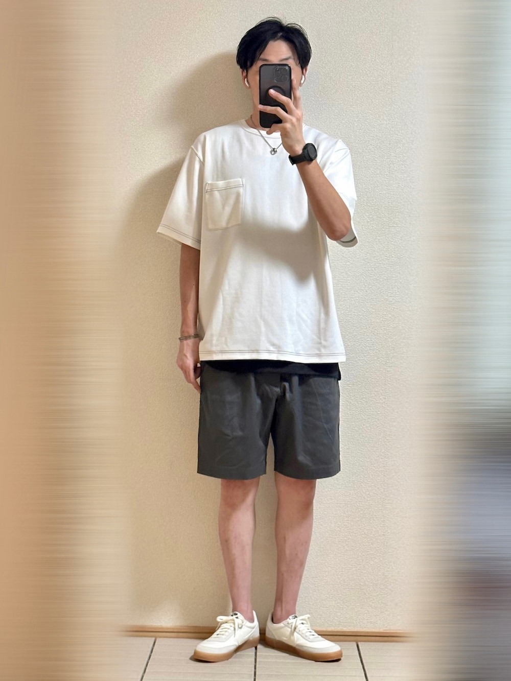 「みんなの白Tフェス、夏コーデ、モノトーン、Tシャツ、シンプル、休日スタイル、レイヤードスタイル、ハーフパンツ、白Tシャツ、スニーカー、NIKE、白スニーカー、シルバーアクセサリー、リラックススタイル、ラフコーデ」｜「NIKEのNIKE KILLSHOT 2 LEATHER SNEAKER（スニーカー、ホワイト系）」を使った、Sammyサミーさん（メンズ・177cm）の夏コーディネートの3枚目の写真