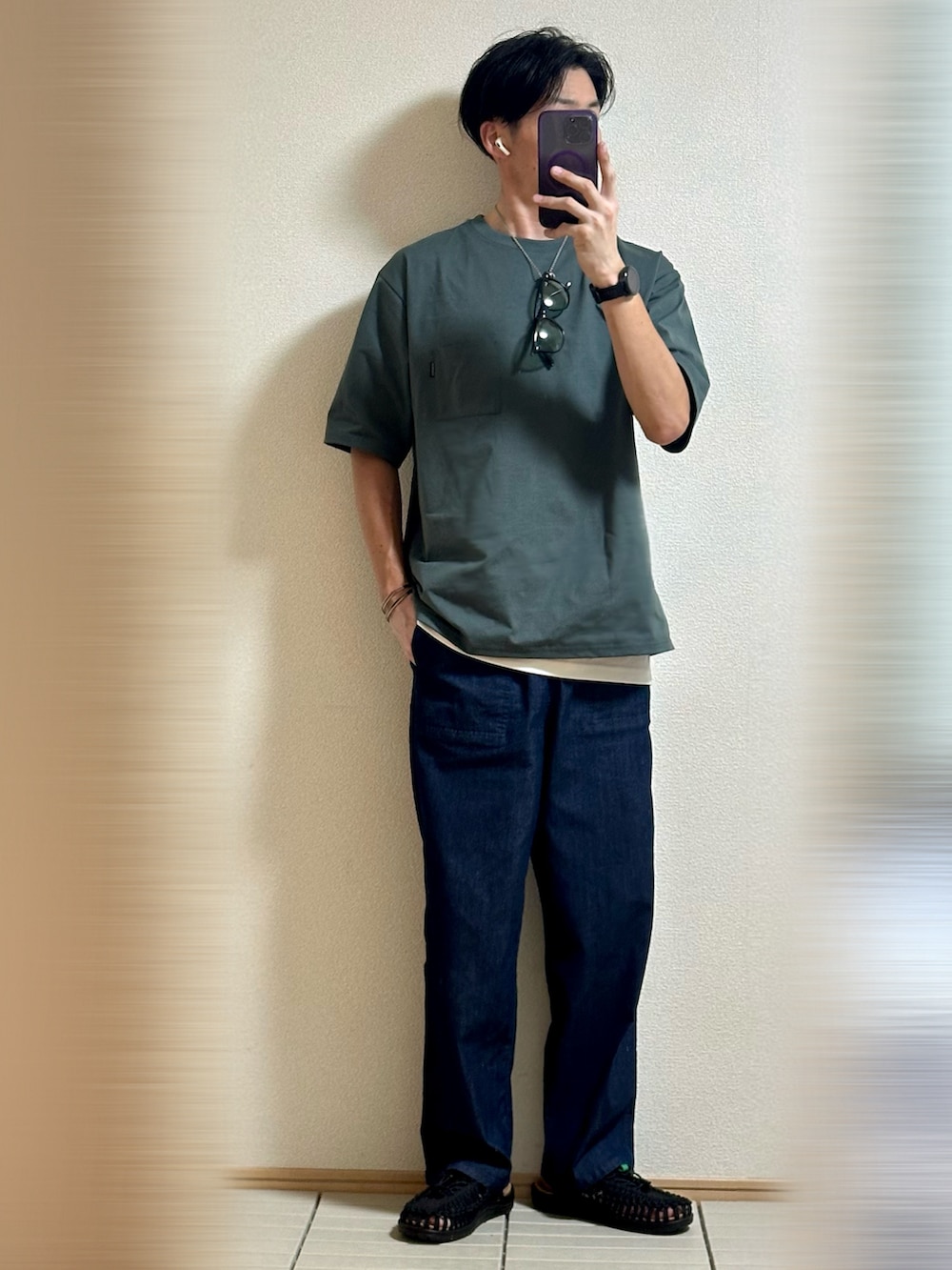 「休日スタイル、夏コーデ、韓国ファッション、シンプルコーデ、サングラス、Tシャツ、夏だ!Tシャツ着よう!、THE NORTH FACE、デニム、デニムパンツ、サンダル、お出かけコーデ、アウトドアスタイル、リラックススタイル、シンプル」|「KEENのKEEN UNEEK II CONVERTIBLE / キーン ユニーク ツー コンバーチブル(サンダル、ブラック系)」を使った、Sammyサミーさん(メンズ・177cm)の夏コーディネートの3枚目の写真