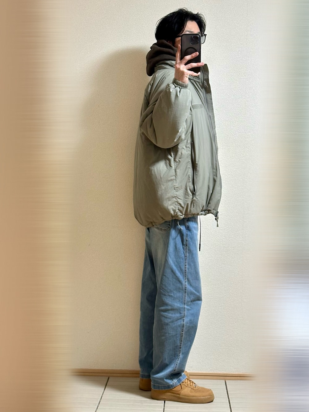 「休日スタイル、お出かけコーデ、ストリート、冬コーデ、冬アウター、パーカー、レイヤードスタイル、サングラス、デニム、デニムパンツ、GRAMICCI、スニーカー、NIKE、シンプルコーデ、着回しコーデ」|「FREAK'S STOREのLEVEL7 HIGH LOFT JACKET PRIMALOFT/プリマロフト ジャケット/レベル7/中綿(ブルゾン、グリーン系)」を使った、Sammyサミーさん(メンズ・177cm)の冬コーディネートの2枚目の写真