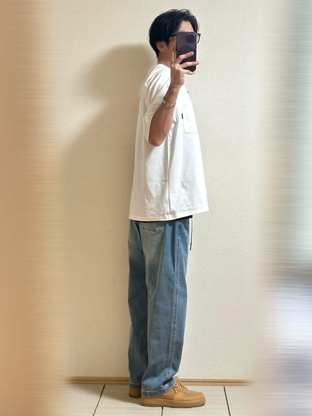 「休日スタイル、夏コーデ、ストリート、シンプルコーデ、ラフ、Tシャツ、THE NORTH FACE、レイヤードスタイル、デニム、デニムパンツ、スニーカー、NIKE、サングラス、シルバーアクセサリー、スニーカーコーデ」|「NIKEのSupreme × Nike Air Force 1 Low "Flax/Wheat"28(スニーカー、ベージュ系)」を使った、Sammyサミーさん(メンズ・177cm)の夏コーディネートの2枚目の写真