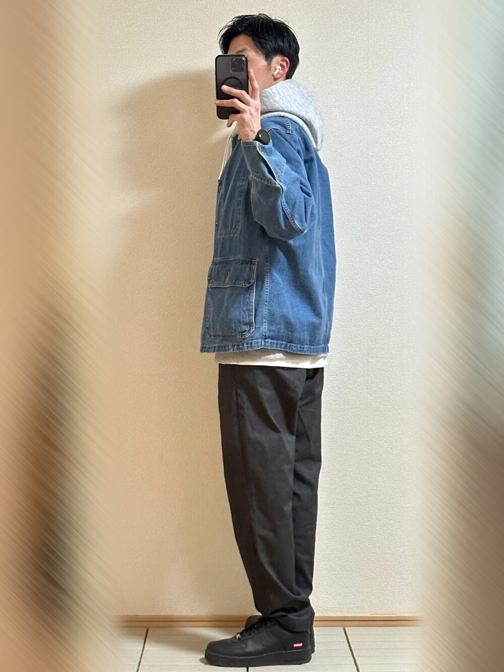 「ロゴスウェット、休日スタイル、春服デビュー宣言、春アウター、春コーデ、サングラス、デニムジャケット、パーカー、オーバーサイズ、レイヤードスタイル、チノパン、スニーカー、NIKE、エアフォースワン、THE NORTH FACE」｜「NIKEのSupreme × Nike Air Force 1 Low "Black" サイズ28（スニーカー、ブラック系）」を使った、Sammyサミーさん（メンズ・177cm）の春コーディネートの5枚目の写真