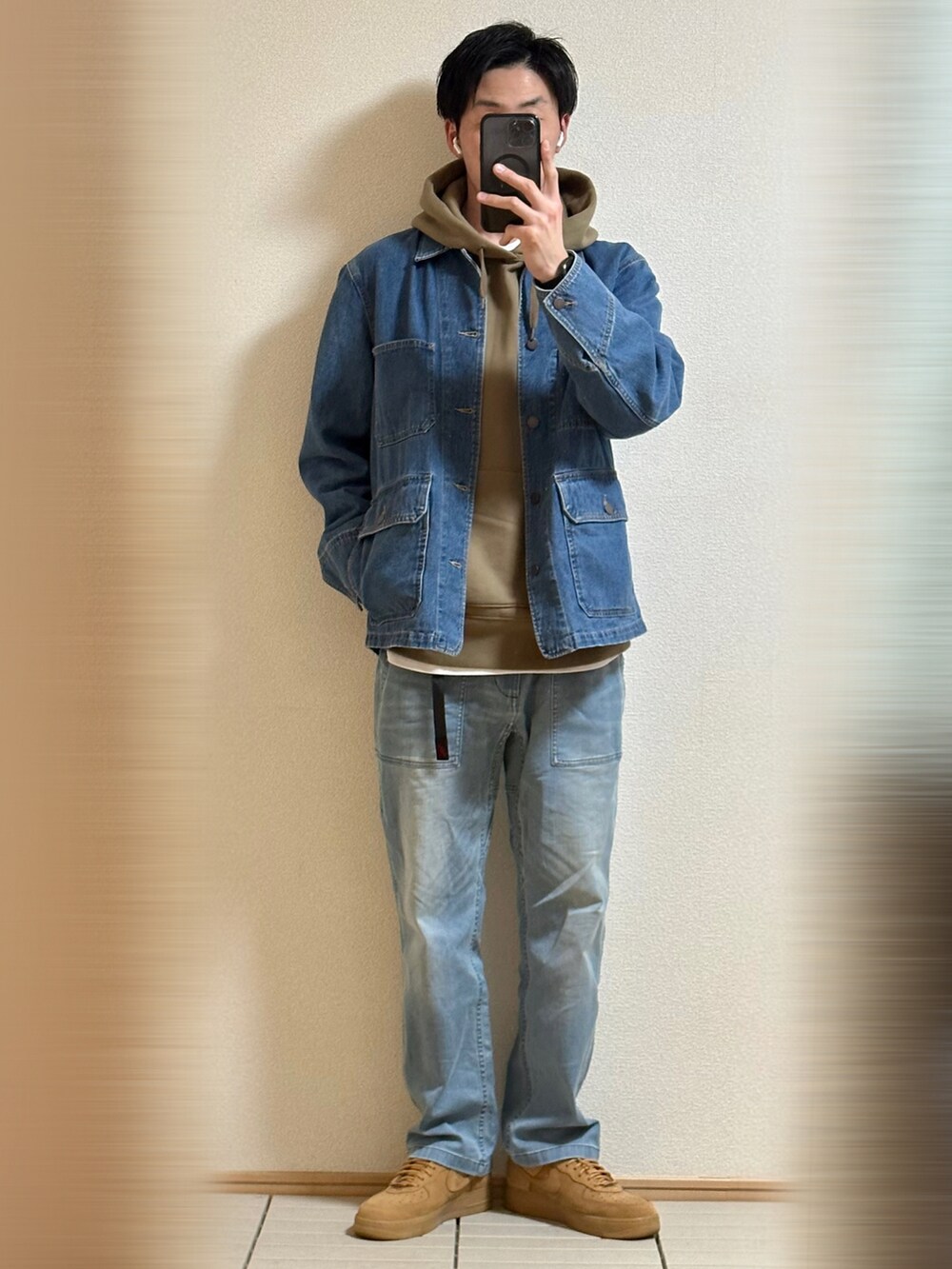 「淡色コーデ、春服デビュー宣言、春コーデ、休日スタイル、リラックススタイル、デニムオンデニム、デニムジャケット、デニム、グラミチ、パーカー、レイヤードスタイル、スニーカー、NIKE、エアフォースワン、着回しコーデ」｜「NIKEのSupreme × Nike Air Force 1 Low "Flax/Wheat"28（スニーカー、ベージュ系）」を使った、Sammyサミーさん（メンズ・177cm）の春コーディネートの5枚目の写真