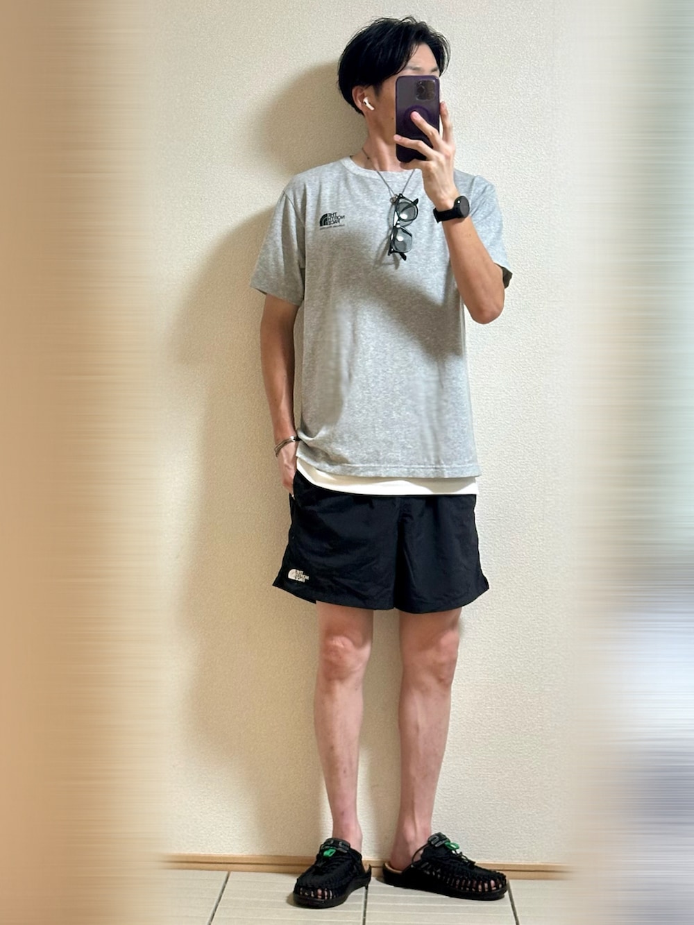 「夏コーデ、休日スタイル、スポーツミックス、アウトドアスタイル、お出かけコーデ、サングラス、ショルダーバッグ、Tシャツ、レイヤードスタイル、THE NORTH FACE、ハーフパンツ、サンダル、モノトーン、ショートパンツ、シルバーアクセサリー」｜「KEENのKEEN UNEEK II CONVERTIBLE / キーン ユニーク ツー コンバーチブル（サンダル、ブラック系）」を使った、Sammyサミーさん（メンズ・177cm）の夏コーディネートの3枚目の写真