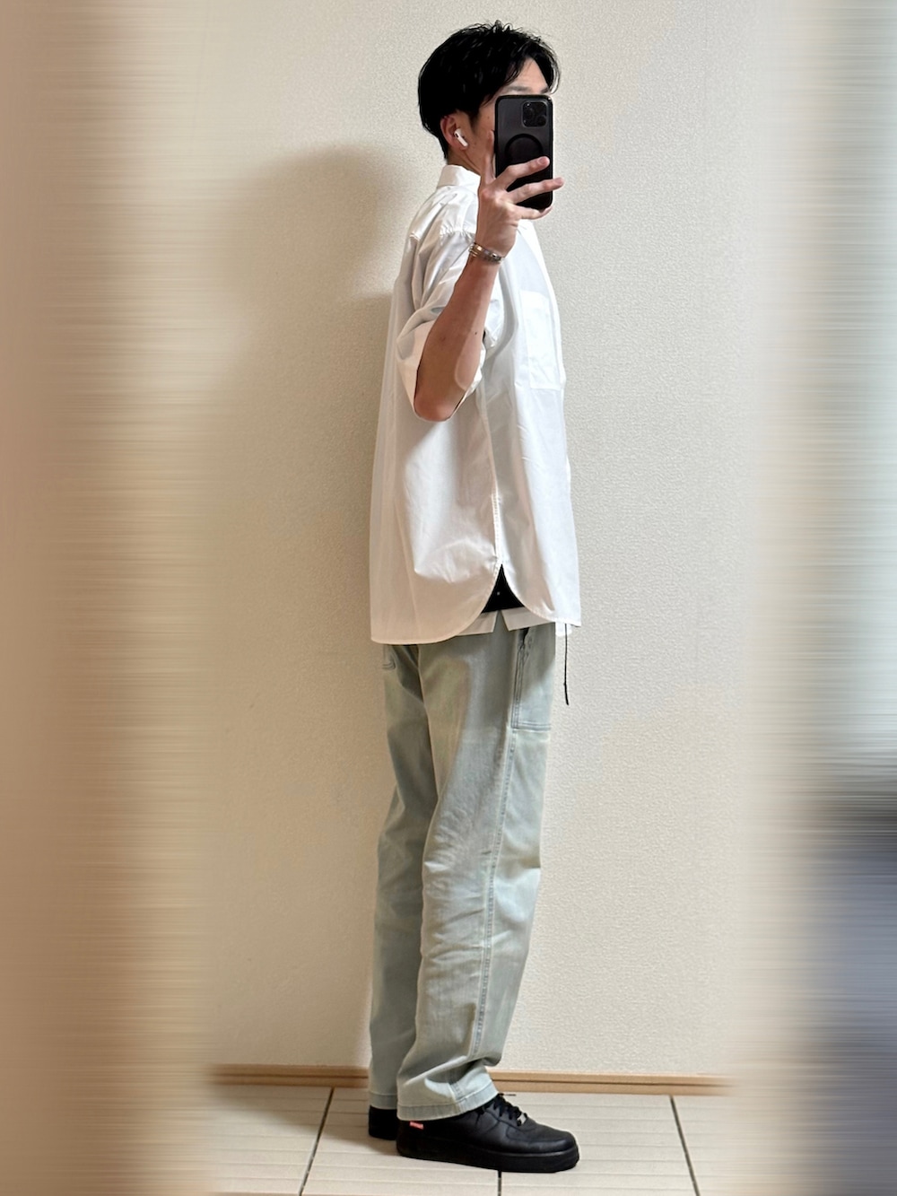 「お出かけコーデ日記、休日スタイル、春夏コーデ、韓国ファッション、シンプル、モノトーン、シャツスタイル、ボーダー、レイヤードスタイル、デニム、グラミチ、スニーカー、NIKE、エアフォースワン、ブラックスニーカー」｜「NIKEのSupreme × Nike Air Force 1 Low "Black" サイズ28（スニーカー、ブラック系）」を使った、Sammyサミーさん（メンズ・177cm）の春コーディネートの3枚目の写真
