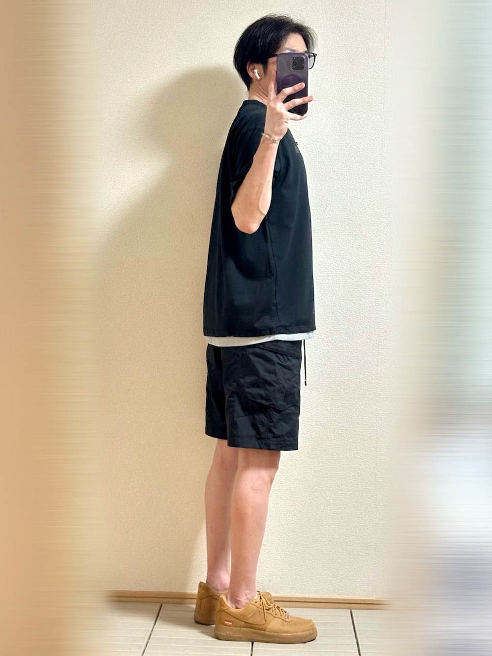 グレー系のタンクトップ、ブラック系のカーゴパンツ、ブラック系のTシャツ/カットソーを着用したメンズの夏コーディネートの2枚目の写真
