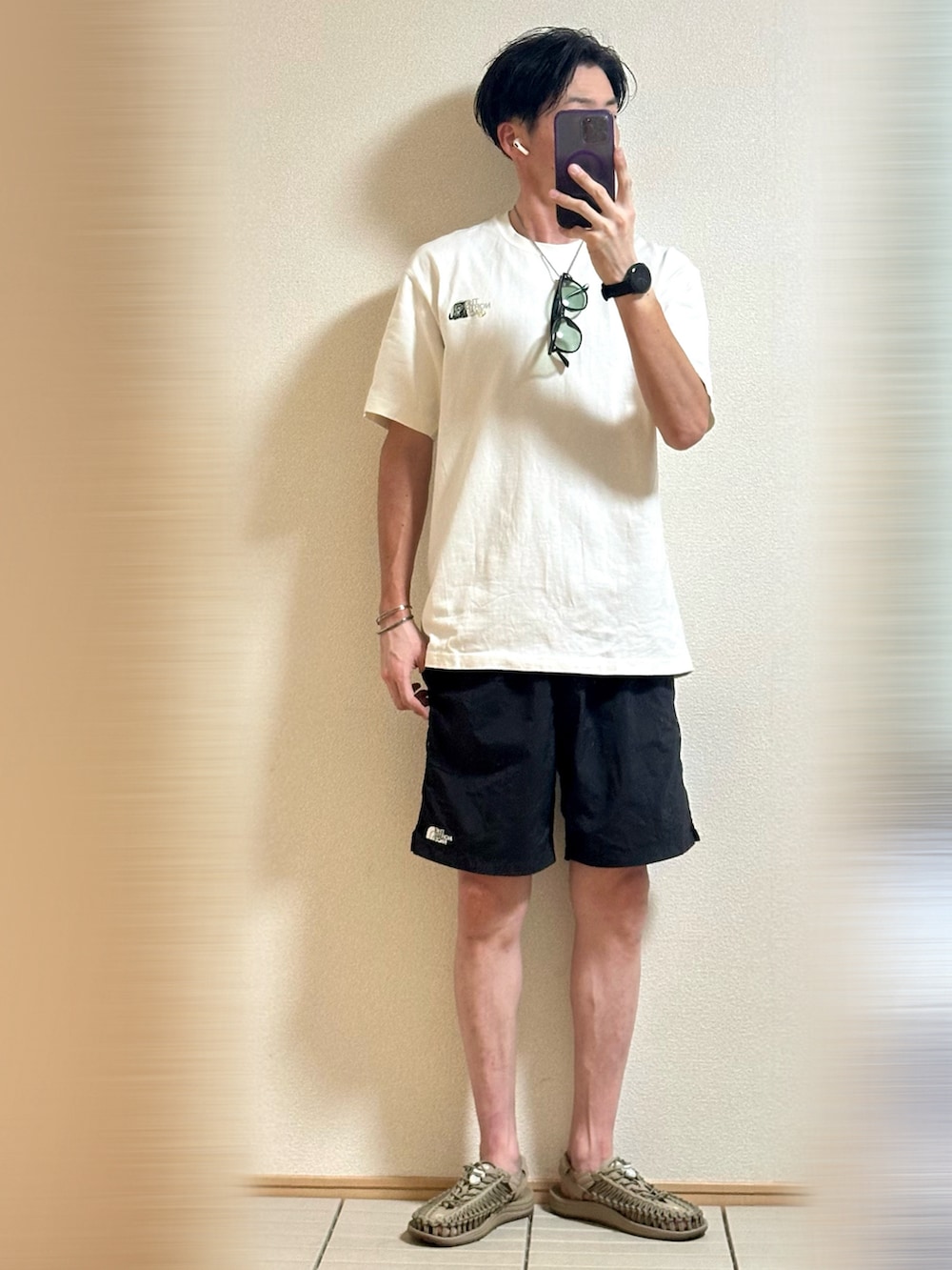 「休日スタイル、夏コーデ、フェススタイル、サングラス、ロゴT、白Tシャツ、夏だ!Tシャツ着よう!、Tシャツ、THE NORTH FACE、アウトドアスタイル、ハーフパンツ、サンダル、ストリート、モノトーン、シルバーアクセサリー」|「KEENのKEEN/キーン UNEEK ユニーク サンダル スニーカー 1023381/1014097/1025169(サンダル、ベージュ系)」を使った、Sammyサミーさん(メンズ・177cm)の夏コーディネートの3枚目の写真