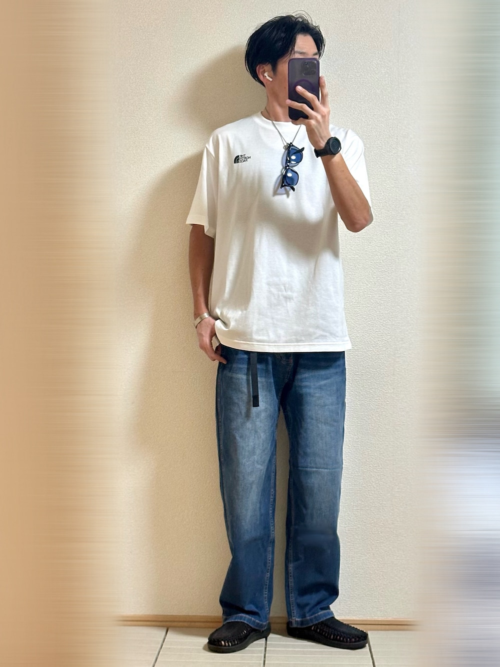 「夏コーデ、アツいコーデ全部見せ、ストリート、シンプルコーデ、休日スタイル、お出かけコーデ、白Tシャツ、THE NORTH FACE、Tシャツ、デニム、シルバーアクセサリー、デニムパンツ、サングラス、サンダル、おしゃれさんと繋がりたい」|「KEENのKEEN UNEEK II SLIDE / ユニーク ツー スライド / メンズ スライドサンダル(サンダル、ブラック系)」を使った、Sammyサミーさん(メンズ・177cm)の夏コーディネートの3枚目の写真