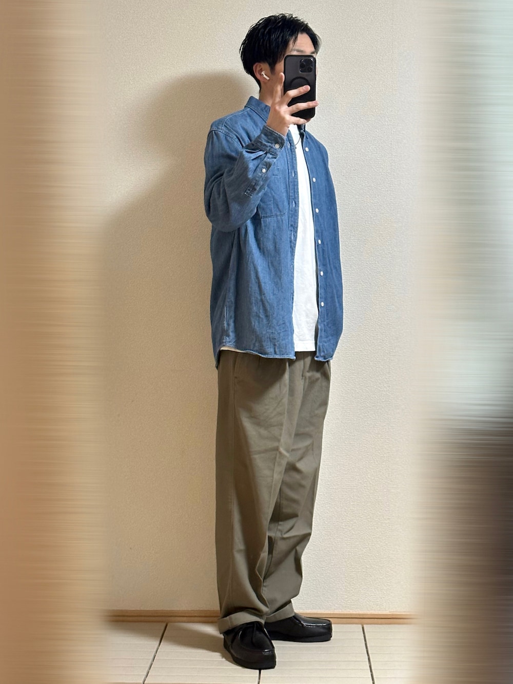 「プチプラ、春コーデ、休日コーデ、大人カジュアル、デニムシャツ、白Tシャツ、チノパン、タックパンツ、モカシン、レイヤードスタイル、UNIQLO U、GU、UNIQLO、シンプルコーデ、ネックレス」｜「UNIQLOのUNIQLO U ワイドフィットタックチノ　サイズ79（チノパンツ、ベージュ系）」を使った、Sammyサミーさん（メンズ・177cm）の春コーディネートの4枚目の写真
