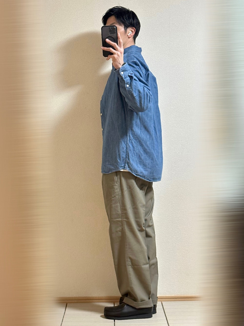 「プチプラ、春コーデ、休日コーデ、大人カジュアル、デニムシャツ、白Tシャツ、チノパン、タックパンツ、モカシン、レイヤードスタイル、UNIQLO U、GU、UNIQLO、シンプルコーデ、ネックレス」｜「UNIQLOのUNIQLO U ワイドフィットタックチノ　サイズ79（チノパンツ、ベージュ系）」を使った、Sammyサミーさん（メンズ・177cm）の春コーディネートの3枚目の写真