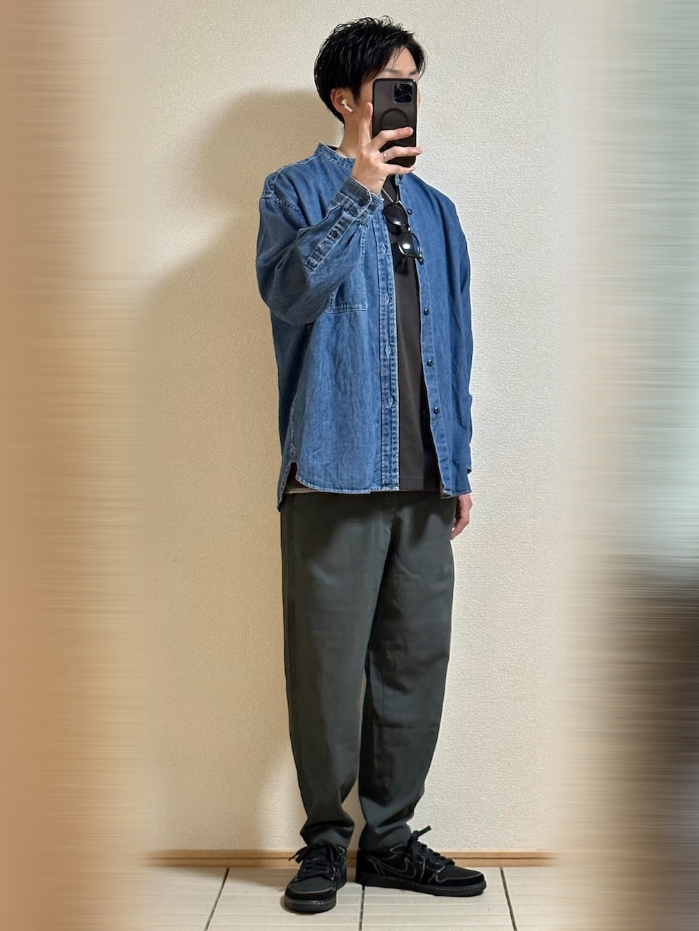 「メガネ男子、サングラス、大人カジュアル、休日スタイル、春コーデ、デニムシャツ、シャツスタイル、プチプラ、モノトーン、スラックス、スニーカー、NIKE、UNIQLO U、ブラックスニーカー、ボーダー」｜「NIKEのTravis Scott × Nike Air Jordan 1 Low OG "Black Phantom"（スニーカー、ブラック系）」を使った、Sammyサミーさん（メンズ・177cm）の春コーディネートの4枚目の写真