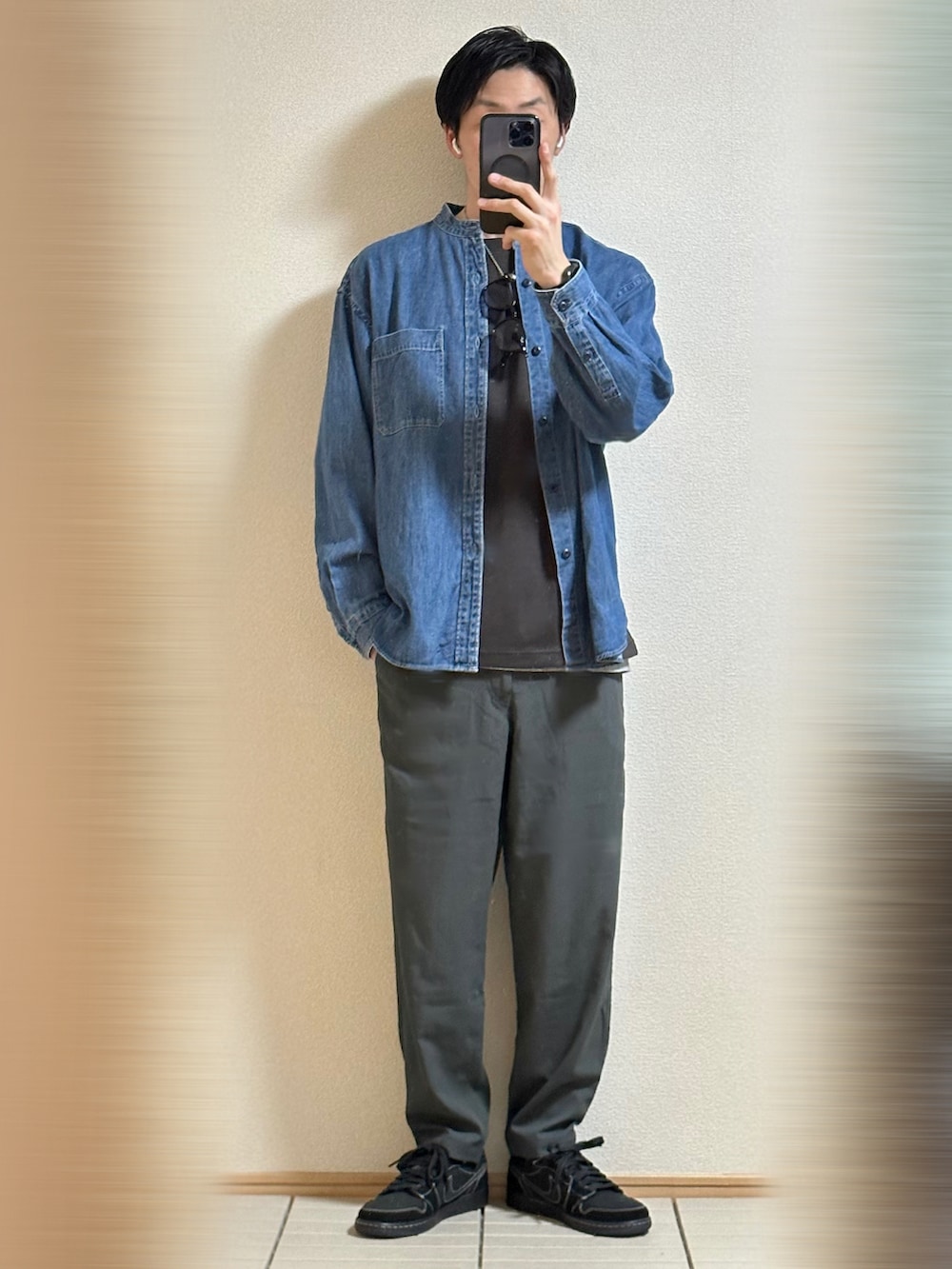 「メガネ男子、サングラス、大人カジュアル、休日スタイル、春コーデ、デニムシャツ、シャツスタイル、プチプラ、モノトーン、スラックス、スニーカー、NIKE、UNIQLO U、ブラックスニーカー、ボーダー」｜「NIKEのTravis Scott × Nike Air Jordan 1 Low OG "Black Phantom"（スニーカー、ブラック系）」を使った、Sammyサミーさん（メンズ・177cm）の春コーディネートの2枚目の写真