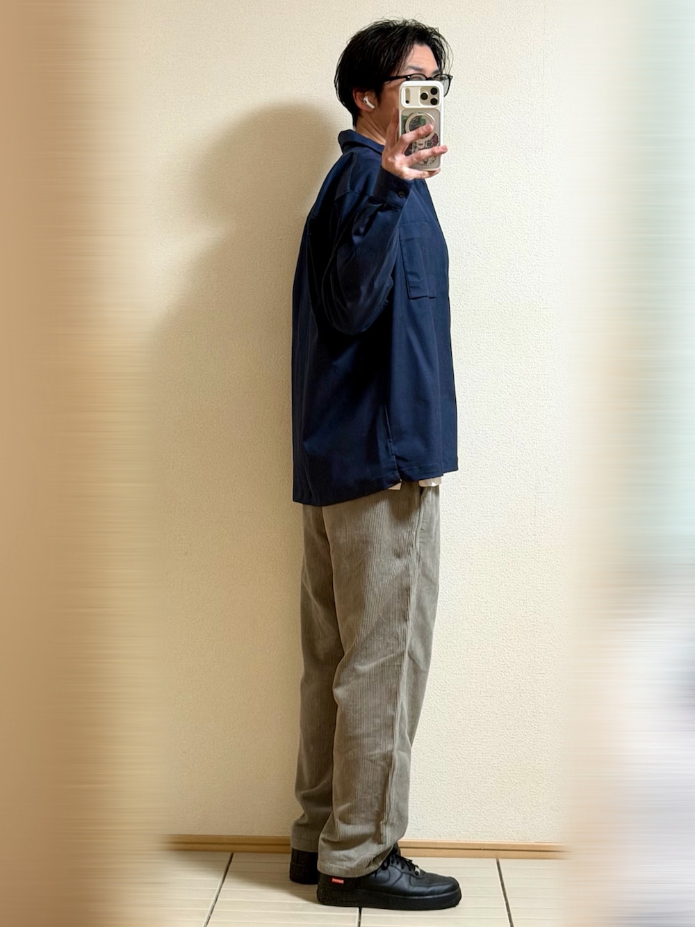 ブルー系のシャツ/ブラウス、グレー系のチノパンツ、ホワイト系のTシャツ/カットソーを着用したメンズの秋コーディネートの2枚目の写真