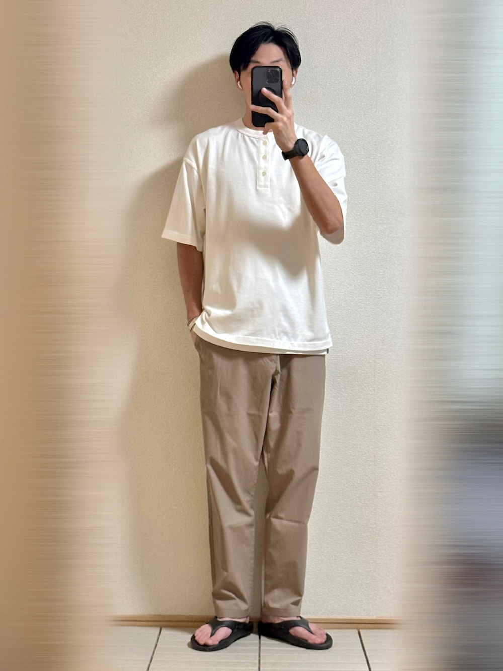 「みんなの白Tフェス、夏コーデ、シンプル、Tシャツ、白Tシャツ、ヘンリーネック、ラフコーデ、レイヤードスタイル、シルバーアクセサリー、バングル、休日スタイル、サンダル、スポーツサンダル、パンツスタイル、大人カジュアル」｜「OOFOSの＜OOFOS＞ OOriginal/リカバリーサンダル（サンダル、ブラック系）」を使った、Sammyサミーさん（メンズ・177cm）の夏コーディネートの3枚目の写真