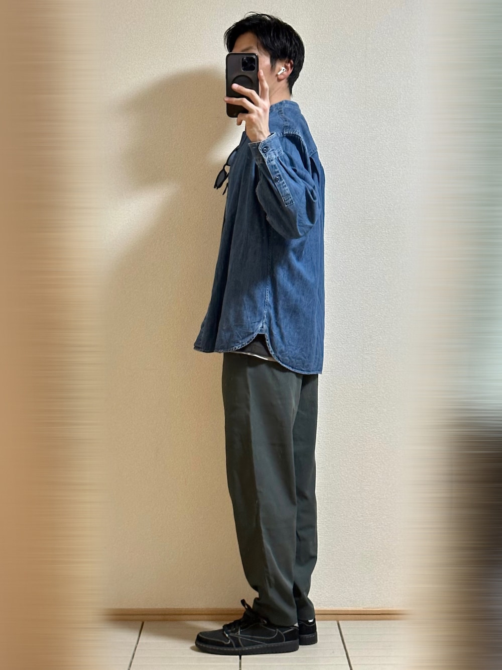 「メガネ男子、サングラス、大人カジュアル、休日スタイル、春コーデ、デニムシャツ、シャツスタイル、プチプラ、モノトーン、スラックス、スニーカー、NIKE、UNIQLO U、ブラックスニーカー、ボーダー」｜「NIKEのTravis Scott × Nike Air Jordan 1 Low OG "Black Phantom"（スニーカー、ブラック系）」を使った、Sammyサミーさん（メンズ・177cm）の春コーディネートの3枚目の写真