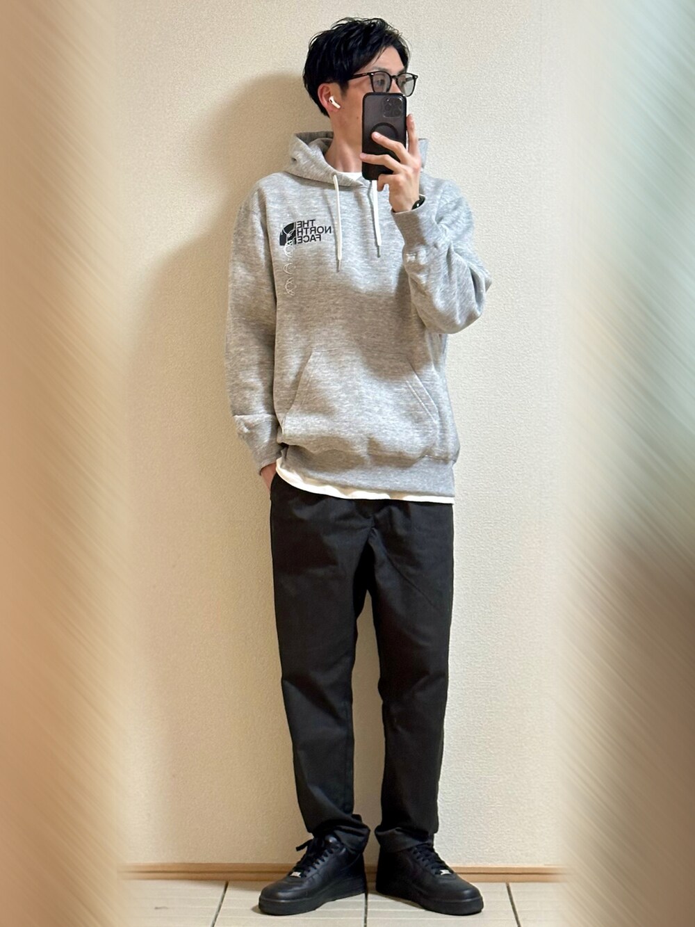 「ロゴスウェット、休日スタイル、春服デビュー宣言、春アウター、春コーデ、サングラス、デニムジャケット、パーカー、オーバーサイズ、レイヤードスタイル、チノパン、スニーカー、NIKE、エアフォースワン、THE NORTH FACE」｜「NIKEのSupreme × Nike Air Force 1 Low "Black" サイズ28（スニーカー、ブラック系）」を使った、Sammyサミーさん（メンズ・177cm）の春コーディネートの2枚目の写真