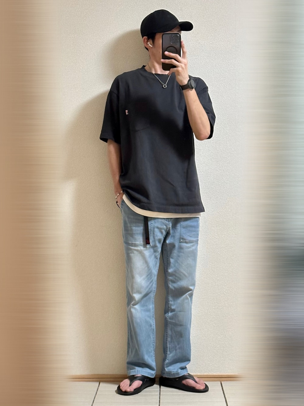 「デニム、Tシャツ×デニム、グラミチ、休日スタイル、ラフコーデ、このスタイルがお気に入り、初夏コーデ、夏コーデ、モノトーン、キャップ、THE NORTH FACE、Tシャツ、レイヤードスタイル、サンダル、シンプル」|「OOFOSの<OOFOS> OOriginal/リカバリーサンダル(サンダル、ブラック系)」を使った、Sammyサミーさん(メンズ・177cm)の夏コーディネートの3枚目の写真