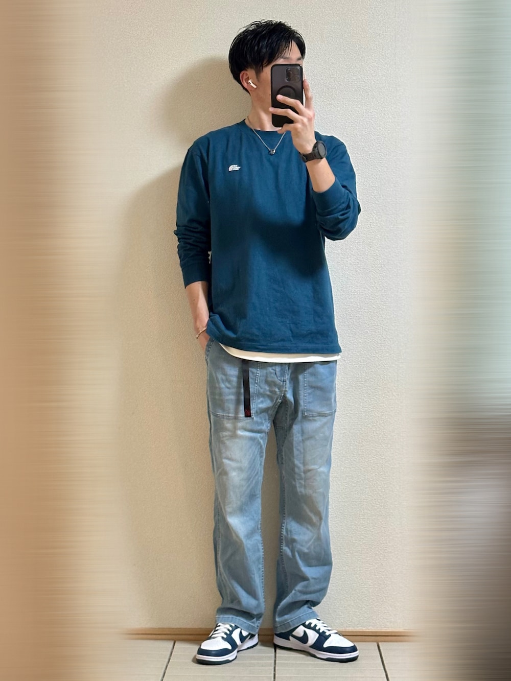 「デニム、春コーデ、休日スタイル、ワントーンコーデ、韓国ファッション、ロンT、ロゴT、THE NORTH FACE、ラフ、レイヤードスタイル、ブルー、NIKE、グラミチ、スニーカー、シルバーアクセサリー」｜「GramicciのGRAMICCI/グラミチ 【別注】 DENIM NN Fitting/ニューナロー デニム（デニムパンツ、ブルー系）」を使った、Sammyサミーさん（メンズ・177cm）の春コーディネートの2枚目の写真