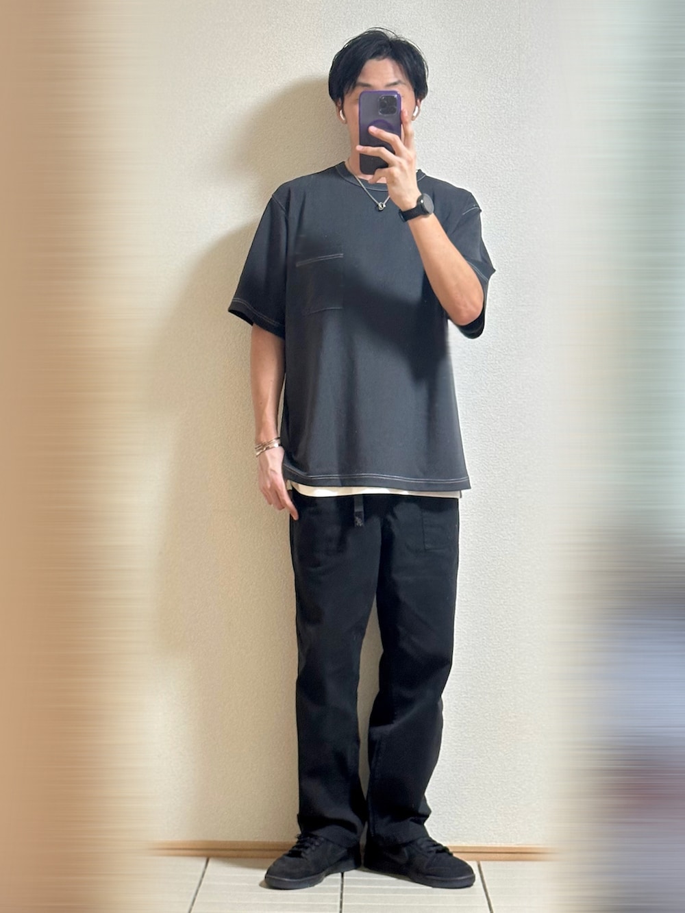 「カラー×コーデ、休日スタイル、ブラック、シンプル、初秋コーデ、秋服準備はじめました、ラフ、Tシャツ、レイヤードスタイル、パンツスタイル、NIKE、グラミチ、スニーカー、モノトーン、ストリート」|「NIKEのUNDEFEATED × Nike Dunk Low SP "5 ON IT"(スニーカー、ブラック系)」を使った、Sammyサミーさん(メンズ・177cm)の秋コーディネートの3枚目の写真