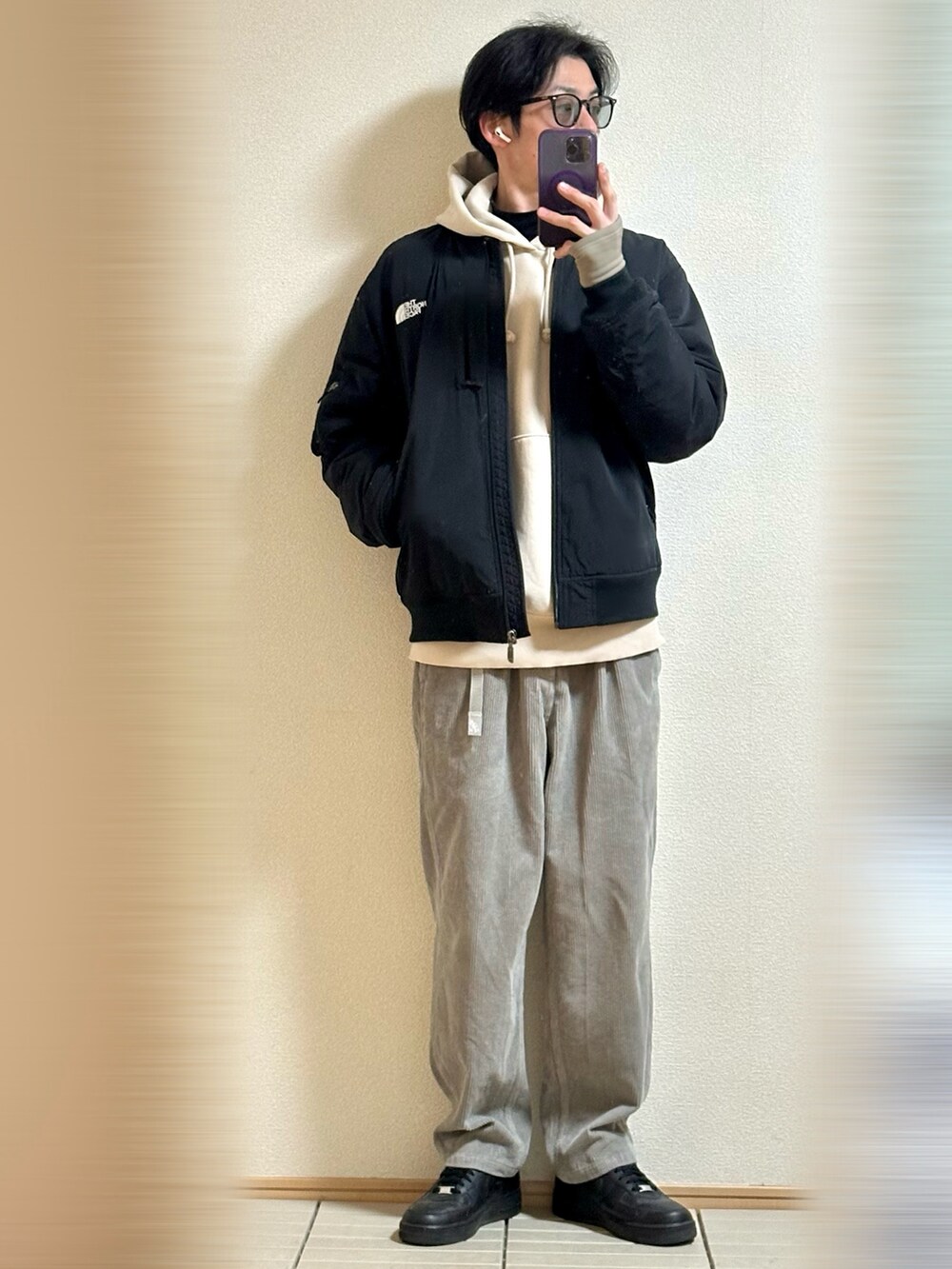 「今日のコーデ、休日スタイル、冬コーデ、春コーデ、モノトーン、ストリート、大人カジュアル、サングラス、MA-1、THE NORTH FACE、パーカー、レイヤードスタイル、コーデュロイパンツ、スニーカー、NIKE」|「NIKEのSupreme × Nike Air Force 1 Low "Black" サイズ28(スニーカー、ブラック系)」を使った、Sammyサミーさん(メンズ・177cm)の春コーディネートの3枚目の写真