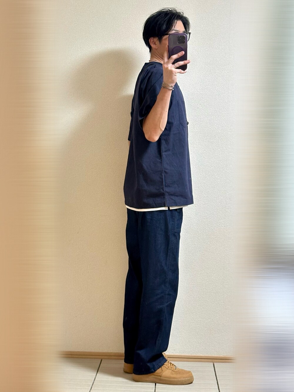 「休日スタイル、夏コーデ、アツいコーデ全部見せ、レイヤードスタイル、お出かけコーデ、ショルダーバッグ、Tシャツ、ネイビー、セットアップ、大人カジュアル、ストリート、デニム、デニムパンツ、スニーカー、NIKE」|「NIKEのSupreme × Nike Air Force 1 Low "Flax/Wheat"28(スニーカー、ベージュ系)」を使った、Sammyサミーさん(メンズ・177cm)の夏コーディネートの2枚目の写真