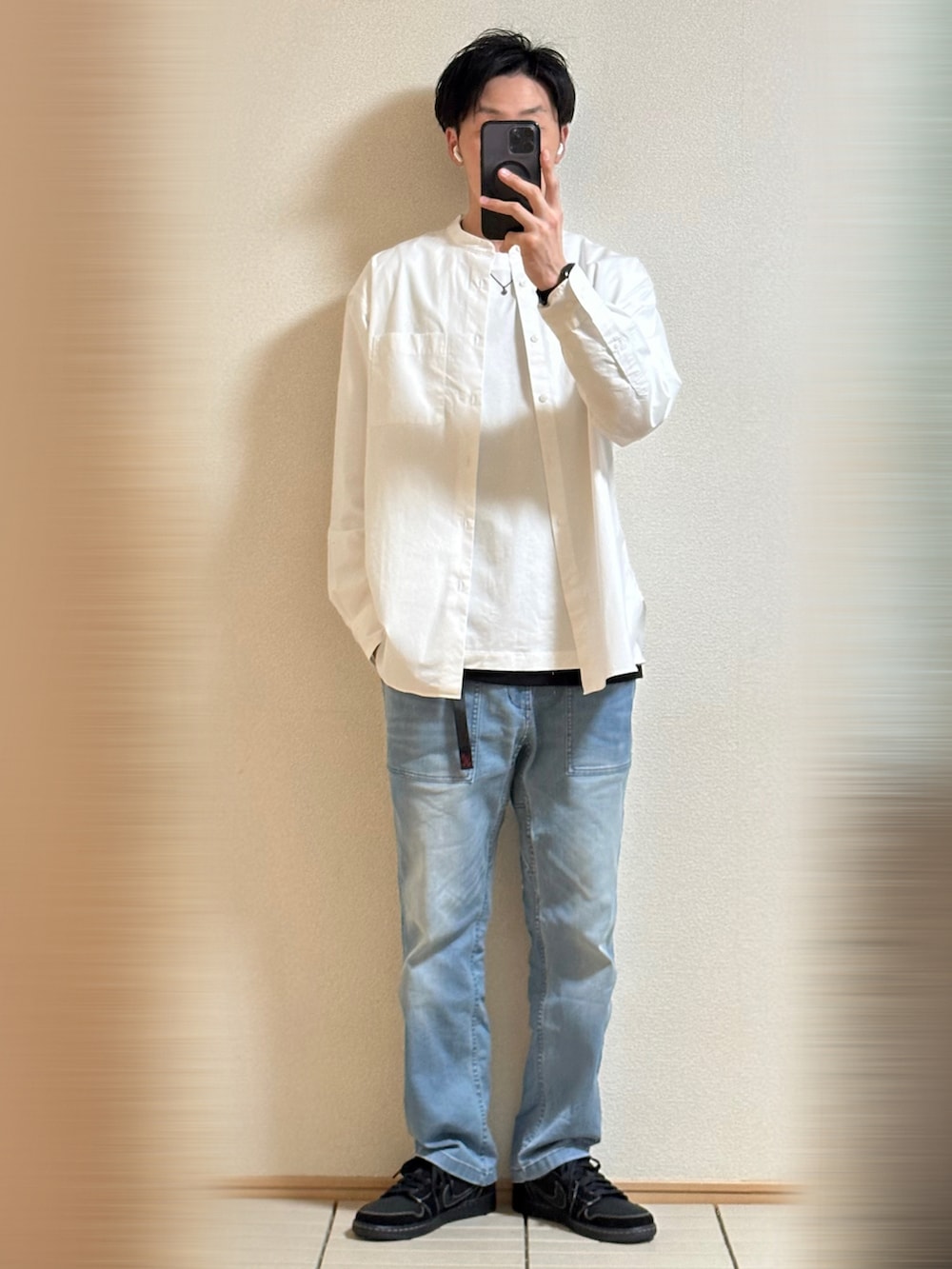 「春コーデ、休日スタイル、シンプル、シャツスタイル、韓国ファッション、デニム、グラミチ、ストリートMIX、オーバーサイズ、白Tシャツ、白シャツ、レイヤードスタイル、スニーカー、NIKE、UNIQLO」｜「NIKEのTravis Scott × Nike Air Jordan 1 Low OG "Black Phantom"（スニーカー、ブラック系）」を使った、Sammyサミーさん（メンズ・177cm）の春コーディネートの3枚目の写真