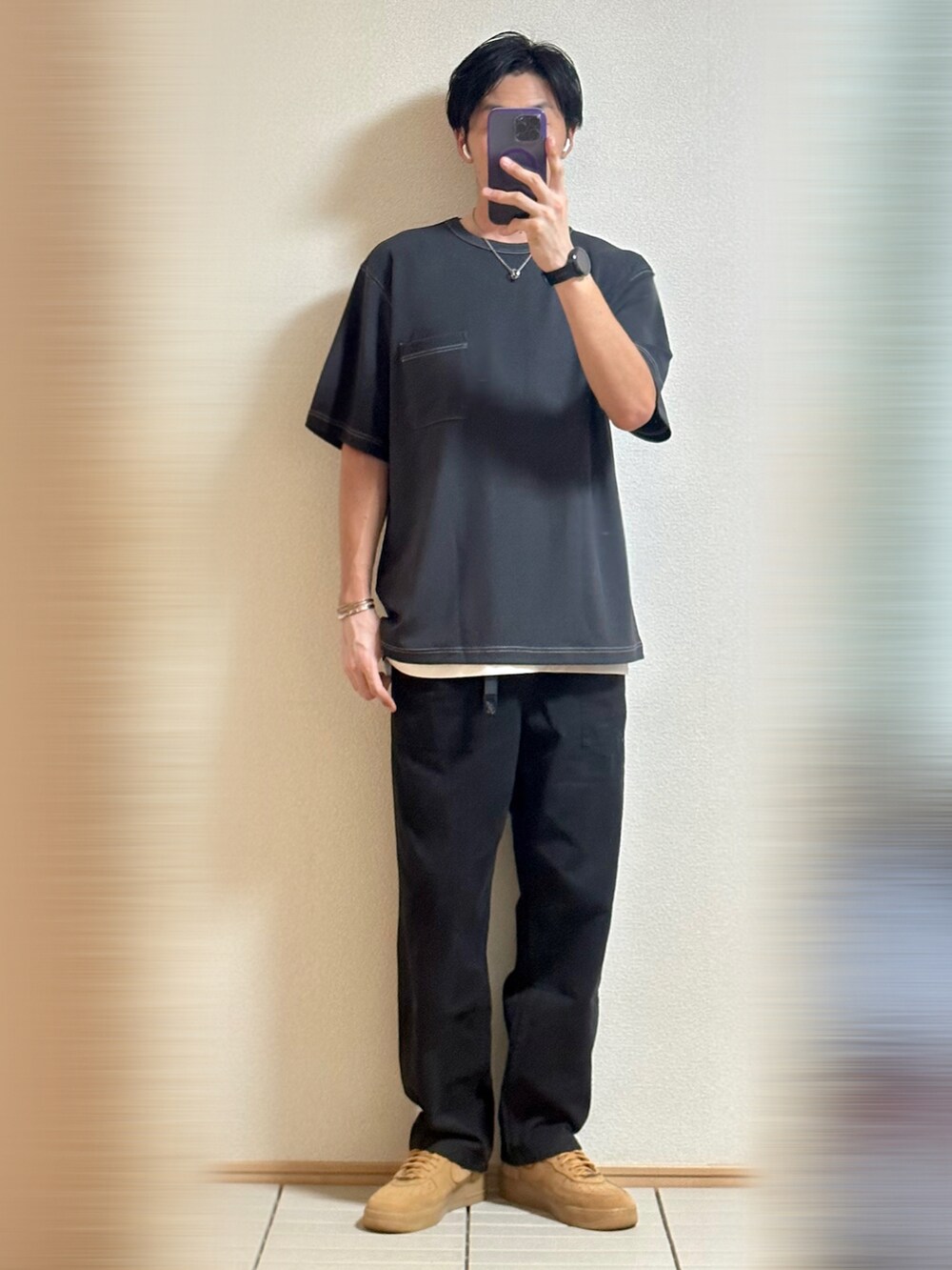 「休日スタイル、初秋コーデ、オーバーサイズ、モノトーンコーデ、レイヤードスタイル、シンプル、ラフ、Tシャツ、ブラック、パンツスタイル、グラミチ、秋服準備はじめました、リラックススタイル、着回しコーデ、ストリート」|「NIKEのSupreme × Nike Air Force 1 Low "Flax/Wheat"28(スニーカー、ベージュ系)」を使った、Sammyサミーさん(メンズ・177cm)の秋コーディネートの3枚目の写真
