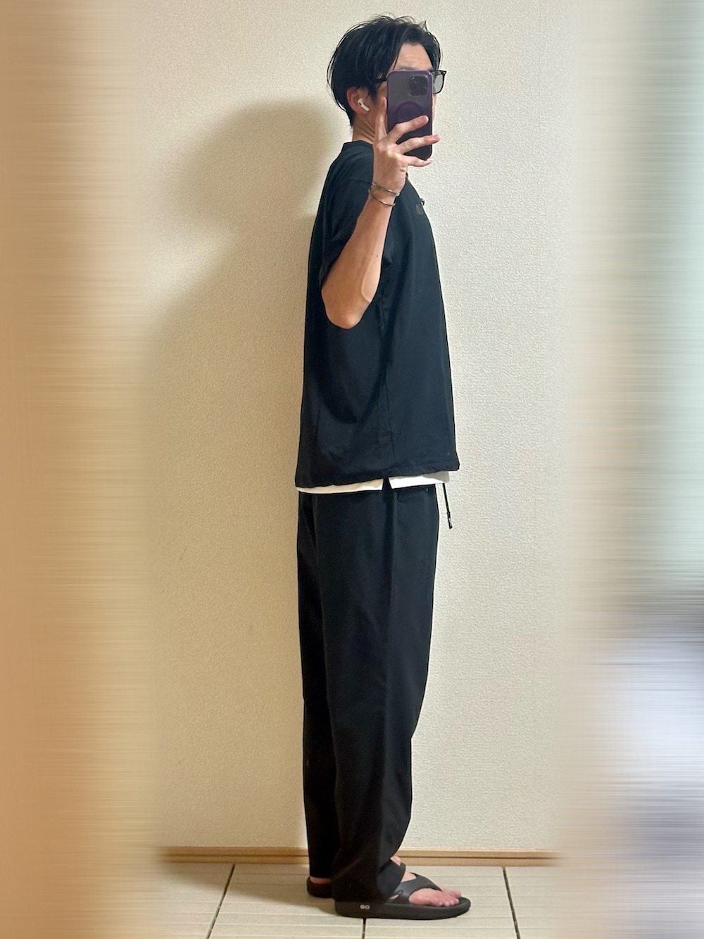 「休日スタイル、夏コーデ、ブラック、ブラックコーデ、シンプルコーデ、サングラス、サンダル、Tシャツ、レイヤードスタイル、スラックス、パンツスタイル、韓国ファッション、シルバーアクセサリー、THE NORTH FACE、休日コーデ」|「OOFOSの<OOFOS> OOriginal/リカバリーサンダル(サンダル、ブラック系)」を使った、Sammyサミーさん(メンズ・177cm)の夏コーディネートの2枚目の写真
