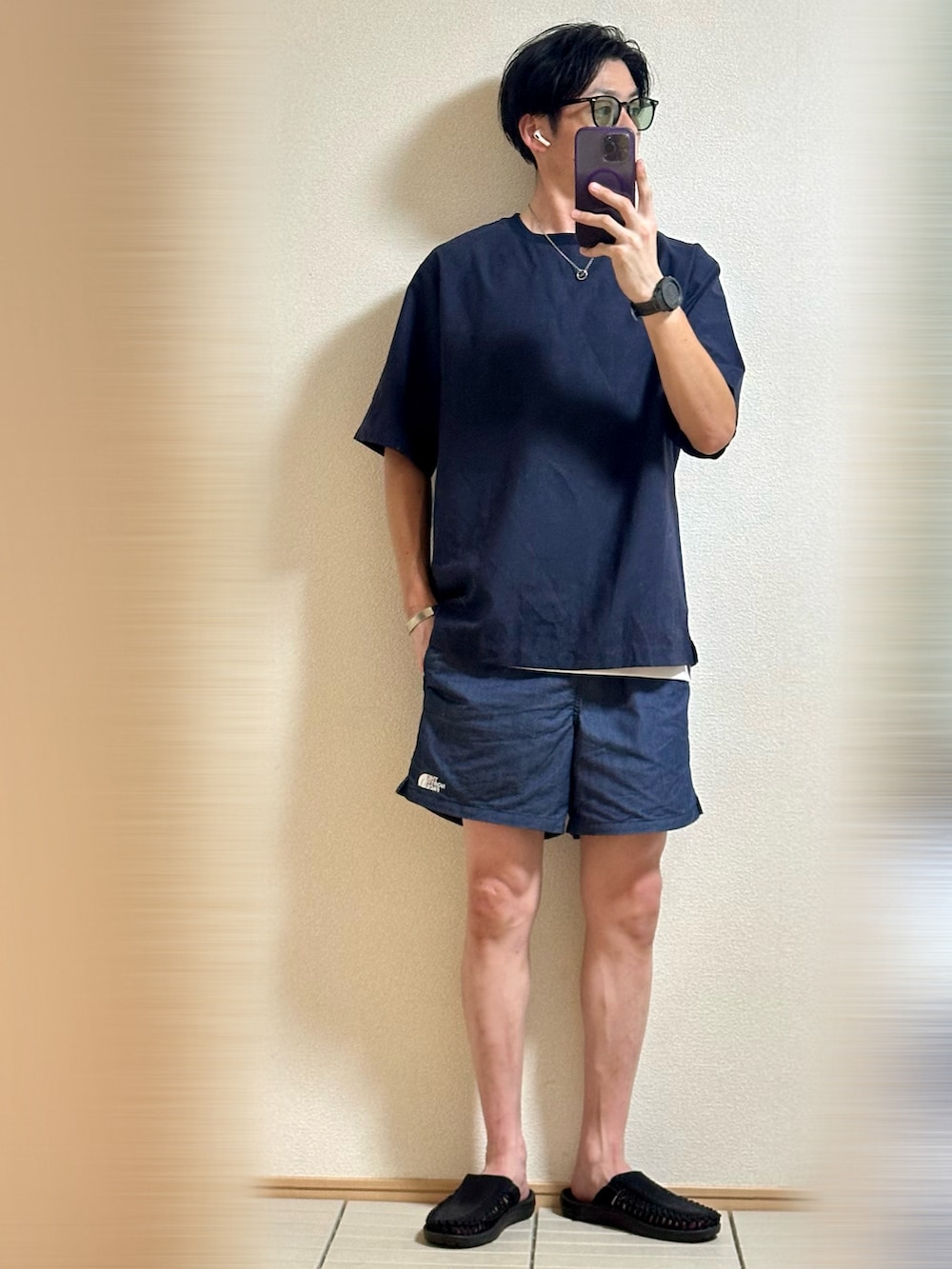 「夏コーデ、アウトドアスタイル、アツいコーデ全部見せ、真夏のアクティブスタイル、休日スタイル、サングラス、スポーツミックス、レイヤードスタイル、Tシャツ、ショルダーバッグ、THE NORTH FACE、デニム、ハーフパンツ、サンダル、ショートパンツ」|「KEENのKEEN UNEEK II SLIDE / ユニーク ツー スライド / メンズ スライドサンダル(サンダル、ブラック系)」を使った、Sammyサミーさん(メンズ・177cm)の夏コーディネートの2枚目の写真