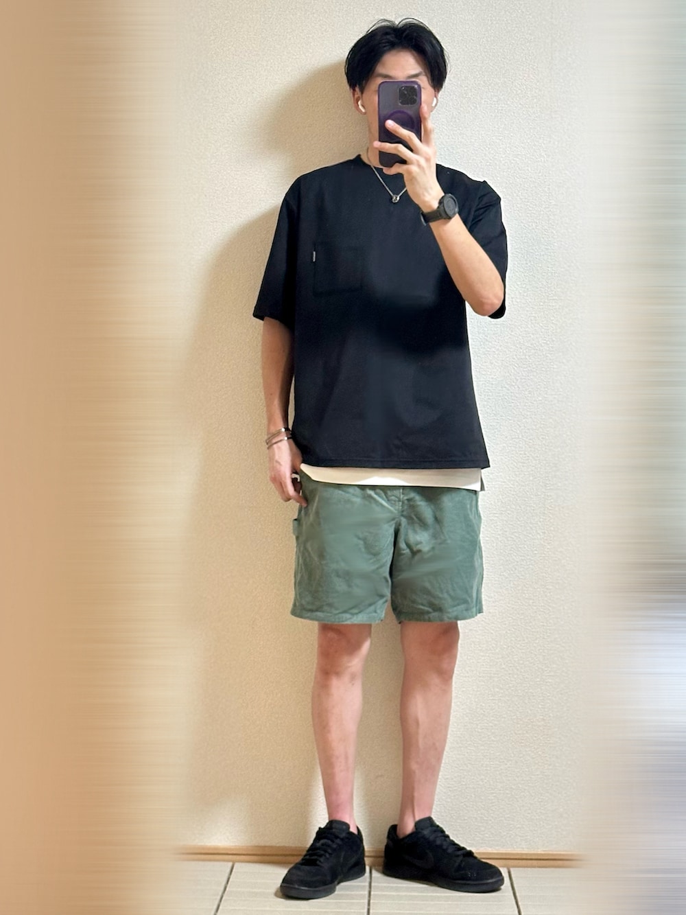 「夏コーデ、休日スタイル、シンプルコーデ、ストリート、アウトドアスタイル、サングラス、Tシャツ、夏だ！Tシャツ着よう！、レイヤードスタイル、THE NORTH FACE、コーデュロイ、ハーフパンツ、ショートパンツ、スニーカー、NIKE」｜「NIKEのUNDEFEATED × Nike Dunk Low SP "5 ON IT"（スニーカー、ブラック系）」を使った、Sammyサミーさん（メンズ・177cm）の夏コーディネートの3枚目の写真