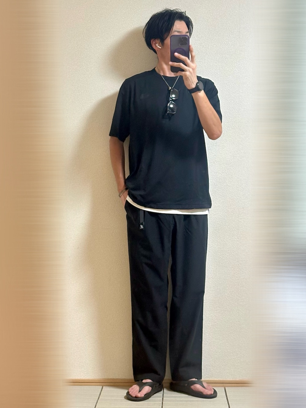 「休日スタイル、夏コーデ、ブラック、ブラックコーデ、シンプルコーデ、サングラス、サンダル、Tシャツ、レイヤードスタイル、スラックス、パンツスタイル、韓国ファッション、シルバーアクセサリー、THE NORTH FACE、休日コーデ」|「OOFOSの<OOFOS> OOriginal/リカバリーサンダル(サンダル、ブラック系)」を使った、Sammyサミーさん(メンズ・177cm)の夏コーディネートの3枚目の写真