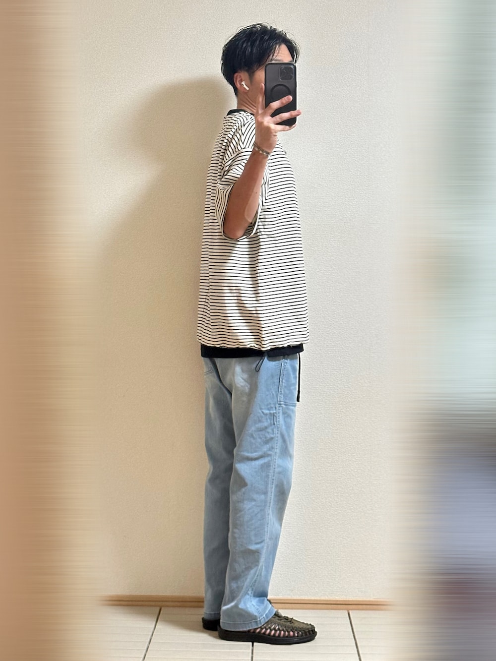 「夏コーデ、休日スタイル、モノトーン、ボーダー、Tシャツ、レイヤードスタイル、デニム、グラミチ、シンプル、サンダル、キーン(KEEN)、ラフ、シルバーアクセサリー、ストリート、ビッグシルエット」|「KEENのKEEN/キーン UNEEK ユニーク サンダル スニーカー 1023381/1014097/1025169(サンダル、グリーン系)」を使った、Sammyサミーさん(メンズ・177cm)の夏コーディネートの2枚目の写真