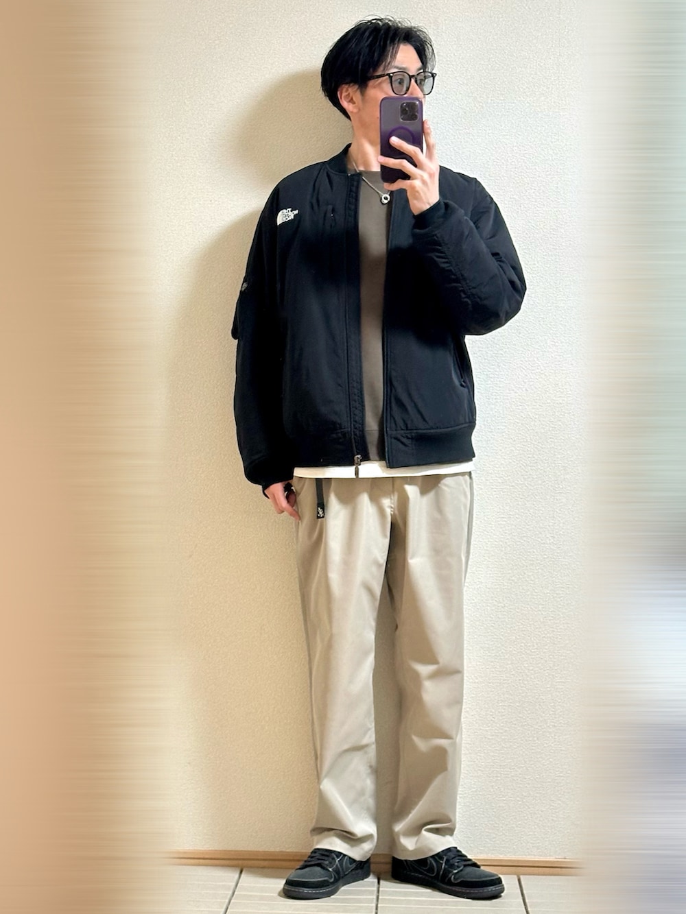 「春コーデ、休日スタイル、大人カジュアル、ストリート、シンプルコーデ、サングラス、MA-1、スウェット、レイヤードスタイル、THE NORTH FACE、チノパン、パンツスタイル、スニーカー、NIKE、着回しコーデ」｜「THE NORTH FACEの＜THE NORTH FACE＞インサレーションボンバージャケット ブルゾン（ブルゾン、ブラック系）」を使った、Sammyサミーさん（メンズ・177cm）の春コーディネートの2枚目の写真
