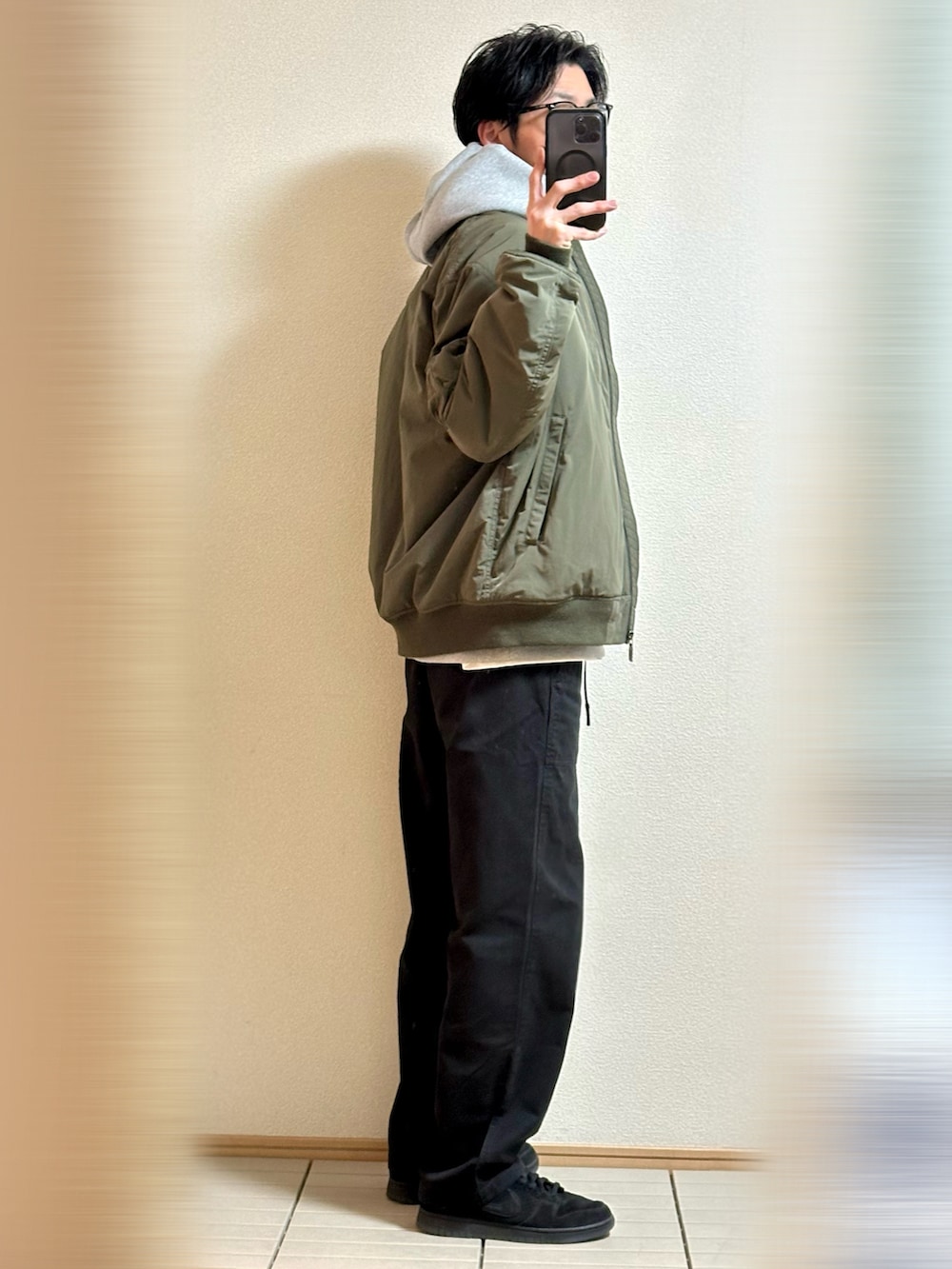 「冬コーデ、休日スタイル、ミリタリー、ストリート、マイベストコーデ2024、シンプルスタイル、MA-1、THE NORTH FACE、パーカー、レイヤードスタイル、ベイカーパンツ、パンツスタイル、スニーカー、NIKE、着回しコーデ」｜「NIKEのUNDEFEATED × Nike Dunk Low SP "5 ON IT"（スニーカー、ブラック系）」を使った、Sammyサミーさん（メンズ・177cm）の冬コーディネートの2枚目の写真