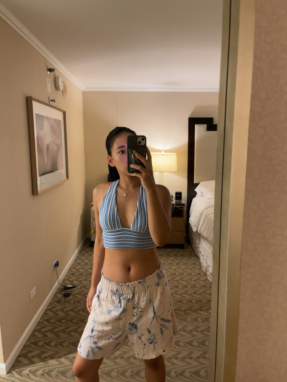 ブルー系のタンクトップ、ホワイト系のその他パンツを着用したレディースの秋コーディネートの2枚目の写真