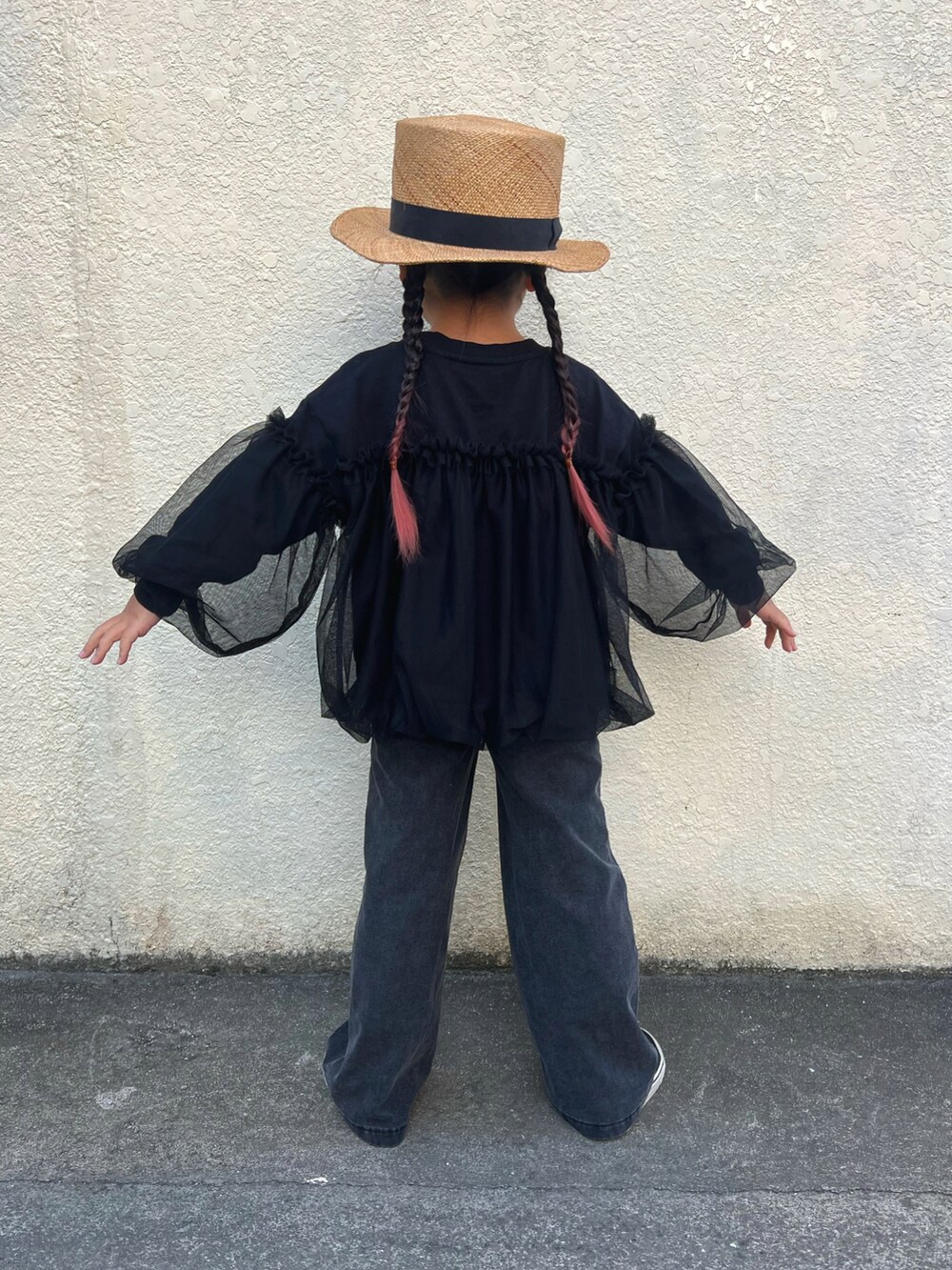 ブラック系のパンツ、ブラック系のトップス、ブラック系のスニーカーを着用したキッズの冬コーディネートの3枚目の写真