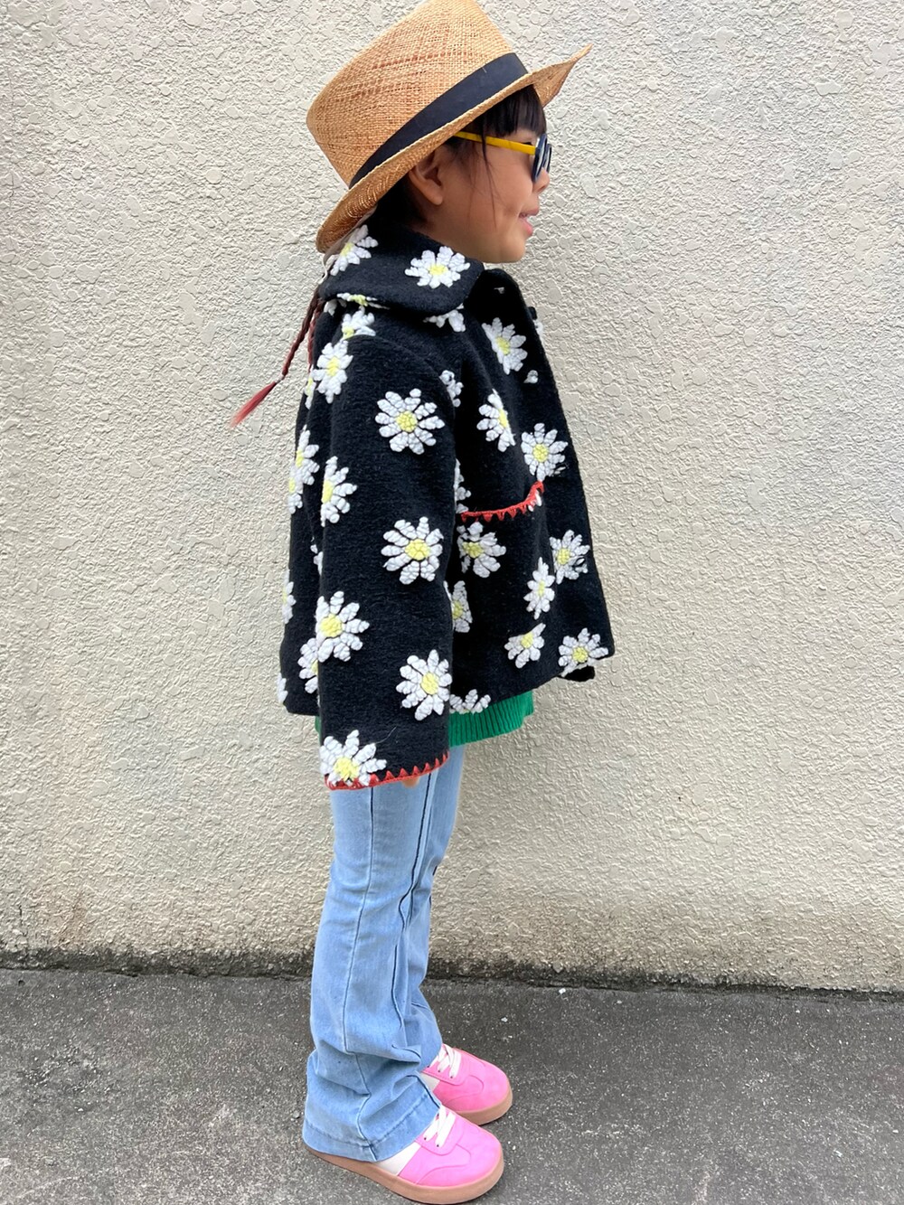 ブルー系のデニムパンツ、ピンク系のシューズ、グリーン系のニット/セーターを着用したキッズの冬コーディネートの3枚目の写真