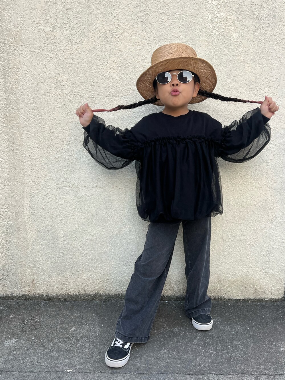 ブラック系のパンツ、ブラック系のトップス、ブラック系のスニーカーを着用したキッズの冬コーディネートの2枚目の写真